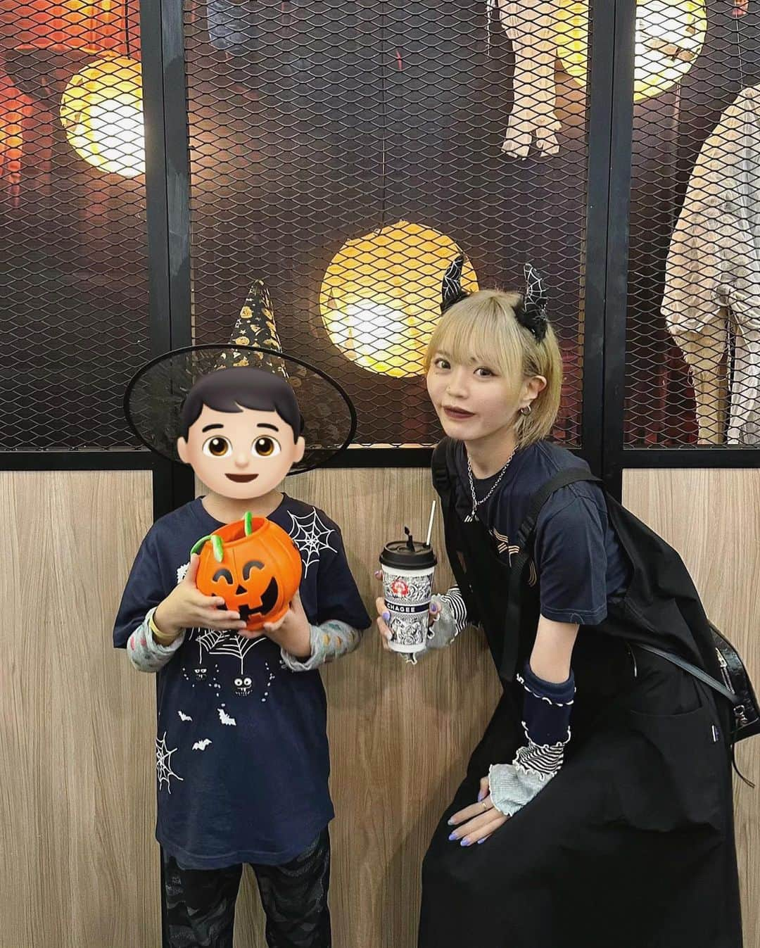 秋山衣梨佳のインスタグラム：「🎃👻🕷️ 　 　 Happy Halloween🎃 　 この写真は急遽買った簡易仮装🥸 今年はウォンカとヴァイオレットだった。 写真はまたいつか載せる〜〜📷 　 今年は学校でハロウィンなくて 寂しそうだったけど その代わりにいろんなところで Trick or Treatして👦🏻が楽しそうだった🍭 また今週末もあるからリールに載せる✌️  飴ちゃんとかチョコとか全面禁止してるから たくさんもらって喜んで 並べて楽しんでた☁️可哀想だった、、、 なんか代わりのお菓子買ってあげなあかんなあ  今年はTDL行けなかったから 来年のハロウィンは必ず！！！👍 　 　 #ちゃりふぁっしょん」