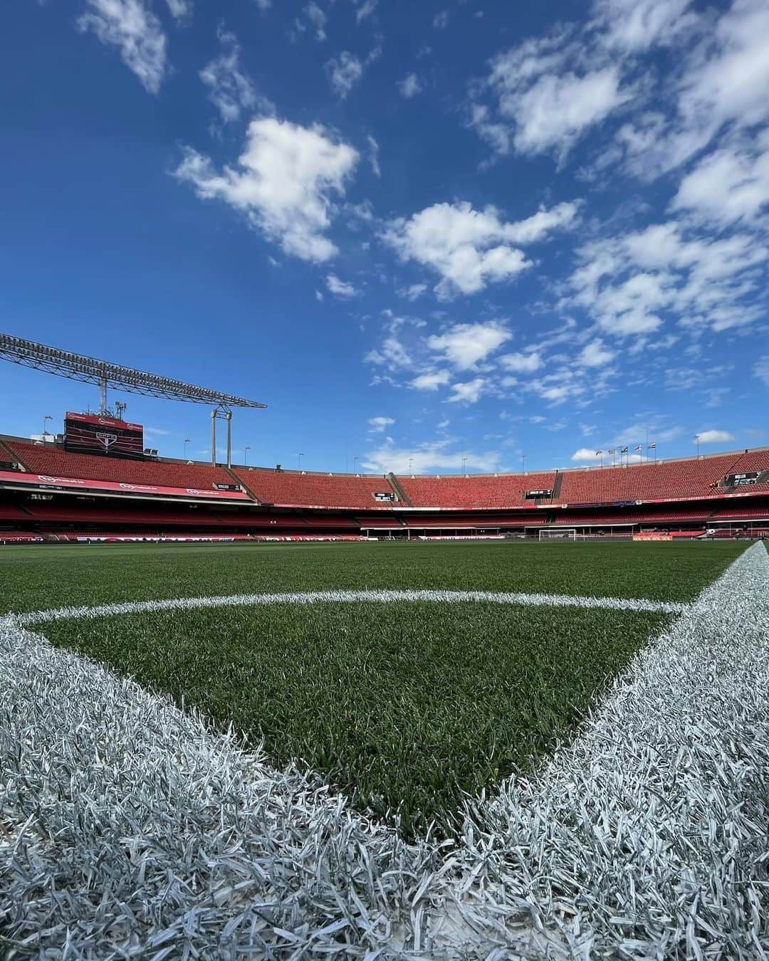 São Paulo FCのインスタグラム：「Bom dia, #TorcidaQueConduz!  Quinta-feira (2) tem Tricolor no Morumbi! Bora apoiar o Mais Querido em mais um desafio pelo Brasileirão!  🆚 Cruzeiro ⏰ 20h  Garanta seu lugar aqui: spfc.totalacesso.com (link no stories)  #VamosSãoPaulo 🇾🇪」