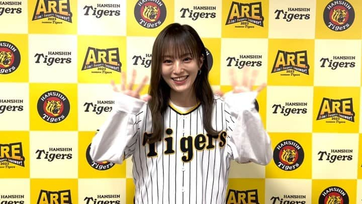 阪神タイガースのインスタグラム：「10月31日 SMBC日本シリーズ第3戦は #山本彩 さんにお越しいただき、試合前の国歌独唱、そして勝利した場合には『六甲おろし』を生歌唱していただきます！山本彩さんからの応援メッセージです！ #山本彩 さん #国歌独唱  #阪神タイガース #SMBC日本シリーズ #関西ダービー」