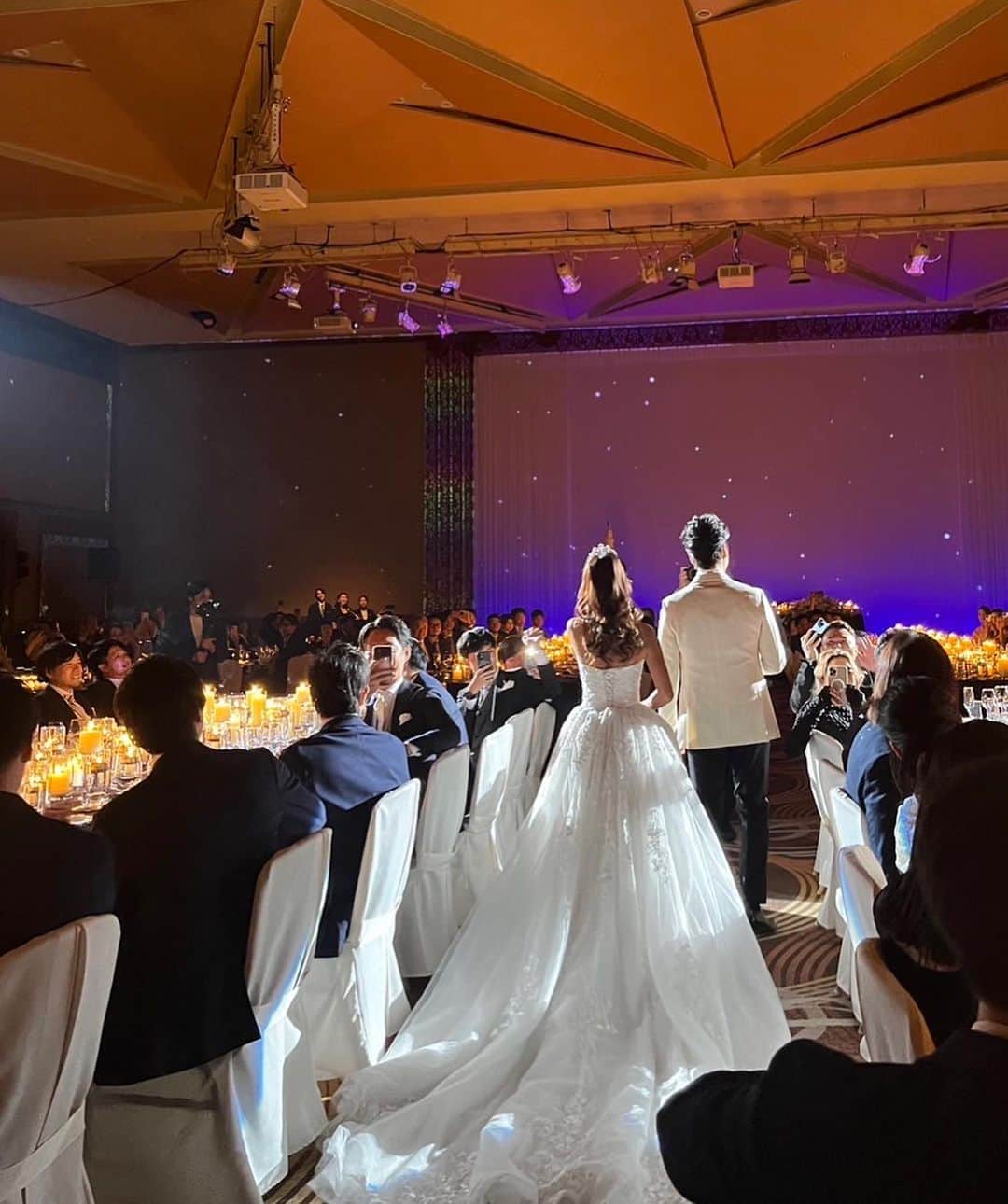 吉井香奈恵さんのインスタグラム写真 - (吉井香奈恵Instagram)「My wedding party😭🤍🤍🤍  一緒に過ごしてくださった皆さま 私たちのためにお集まり頂き 本当にありがとうございました😭💖  約250名という自分でも驚くほどのゲストの多さで どんな式になるのか想像もできなかったけど 私たちらしい、アットホームで楽しい、ライブのような✨ 愛に溢れた幸せな時間を過ごす事ができました。  披露宴登場から歌わせてもらって🤣🎤爆笑 私らしく好きな事をさせてくれた旦那さんに感謝🥲❤️  そして、これまで数ヶ月間一緒に作ってくださった ANAインターコンチネンタル東京のスタッフの皆さまにも ほんとに感謝の気持ちでいっぱいです🥰🥰 @wedding_anaictokyo   翌日から友達みんなから写真もたくさん貰ってるので 少しづつアップしていきます🫶🏽💞💞  残したい写真も、書きたい気持ちも溢れすぎて 惚気かもしれないけどゆるして！🫠💕💕  公式の写真が上がってくるのも待ち遠しい〜🥹💞  _____________________________________________ #結婚式 #anaintercontinentaltokyo #インターコンチネンタル #披露宴 #ウェディング #花嫁 #ゼクシィ #ドレス #wedding #ホテルウェディング #hotelwedding」10月31日 15時39分 - yoshiikanae