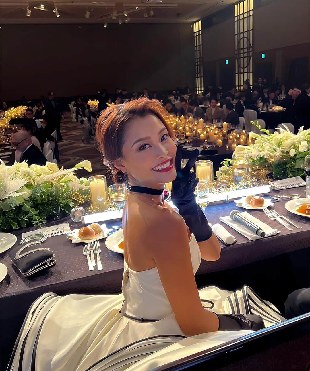 吉井香奈恵のインスタグラム：「My wedding party😭🤍🤍🤍  一緒に過ごしてくださった皆さま 私たちのためにお集まり頂き 本当にありがとうございました😭💖  約250名という自分でも驚くほどのゲストの多さで どんな式になるのか想像もできなかったけど 私たちらしい、アットホームで楽しい、ライブのような✨ 愛に溢れた幸せな時間を過ごす事ができました。  披露宴登場から歌わせてもらって🤣🎤爆笑 私らしく好きな事をさせてくれた旦那さんに感謝🥲❤️  そして、これまで数ヶ月間一緒に作ってくださった ANAインターコンチネンタル東京のスタッフの皆さまにも ほんとに感謝の気持ちでいっぱいです🥰🥰 @wedding_anaictokyo   翌日から友達みんなから写真もたくさん貰ってるので 少しづつアップしていきます🫶🏽💞💞  残したい写真も、書きたい気持ちも溢れすぎて 惚気かもしれないけどゆるして！🫠💕💕  公式の写真が上がってくるのも待ち遠しい〜🥹💞  _____________________________________________ #結婚式 #anaintercontinentaltokyo #インターコンチネンタル #披露宴 #ウェディング #花嫁 #ゼクシィ #ドレス #wedding #ホテルウェディング #hotelwedding」