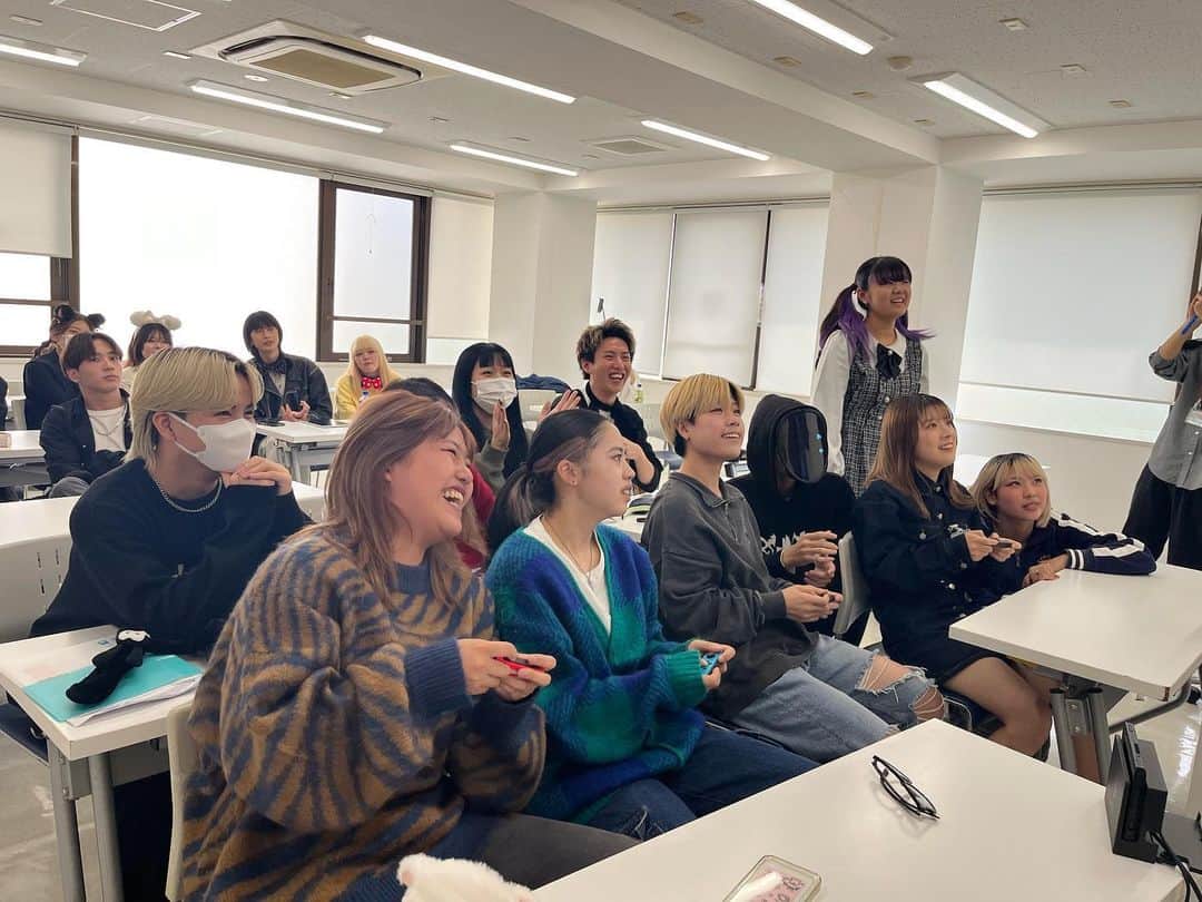 東京ベルエポック美容専門学校さんのインスタグラム写真 - (東京ベルエポック美容専門学校Instagram)「美容師科1年生 ハロウィンイベント🎃👻🕸  就職講座内でハロウィンイベントを行いました！ クラス混合のグループに分かれ、 プチ仮装をしてSwitchのマリオカートでバトル⚔️🚗³₃ 優勝者はプレゼントをもらいました✨ 他クラスとも交流をすることができ、とても楽しそうでした🤝🏻  #東ベル#ハロウィン#美容師科#東京ベルエポック美容専門学校 #美容専門学校ベルエポック東京校 #美容学生 #美容専門学校 #美容学校 #美容進学 #美容垢 #美容師 #美容垢さんと繋がりたい #美容師なりたい #オープンキャンパス #ヘアアレンジ#ヘアセット#ヘアメイク#アイリスト#アイデザイナー#ヘアメイクアーティスト#ブライダルヘアメイク#トータルビューティ#スタイリスト#エステティシャン#メイクアップアーティスト #東京ベル#ljk #sjk #fjk #高校生男子  --------------- 『東ベルパンフレットのご請求/オープンキャンパス予約』こちらから💁‍♀️💁‍♂️ @tokyo_belle」10月31日 15時32分 - tokyo_belle