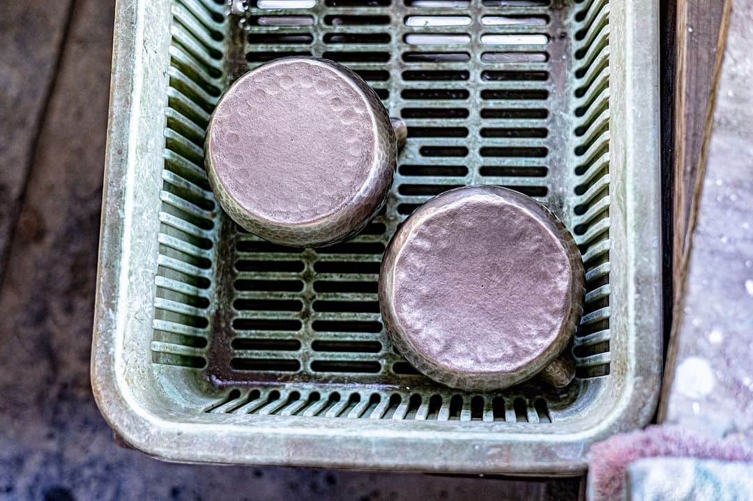 近藤岳登さんのインスタグラム写真 - (近藤岳登Instagram)「富貴堂  @fuukidou   2日目  カタチが決まったら銅の上に錫を纏わせます。綿を使い丁寧に丁寧に錫を広げていきます。 その際、昔からの技法で、錫を纏わせる面以外は、泥で錫が付着するのを防ぎます。泥はすぐ乾き、洗えばすぐに落ちるのでこの工程は昔から泥を使うそうです。先人の知恵は凄い。  そして錫を纏わせた後、焼いてしっかり錫を馴染ませ、さらに丁寧に磨きます。  一気に雰囲気が変わり、一気に抜群のオーラを放ち出します。どんどん命が吹き込まれていきます。  Special thanks  Photo by @moo_ochan」10月31日 15時34分 - gakuto_kondo