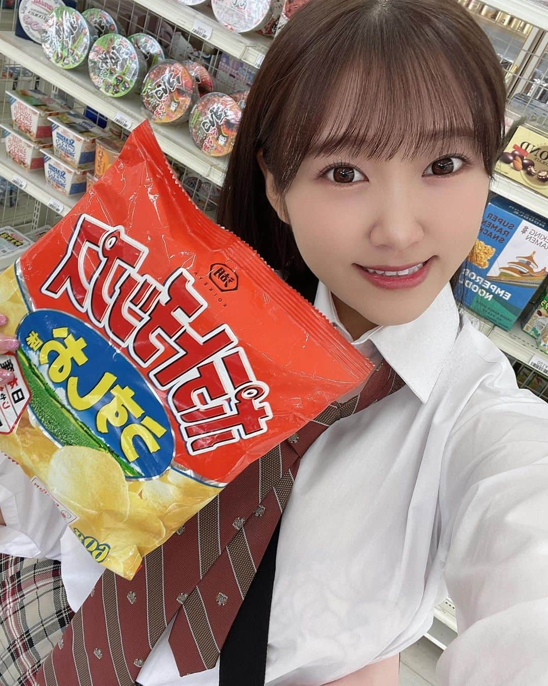 姫咲はなのインスタグラム：「Trick or Treat🍬🍭🍫 コンビニスタジオなのでご心配なく👍 ・ ・ ・  #セクシー #女優 #姫咲はな #hanahimesaki #制服 #コンビニ #ハロウィン #trickortreat」