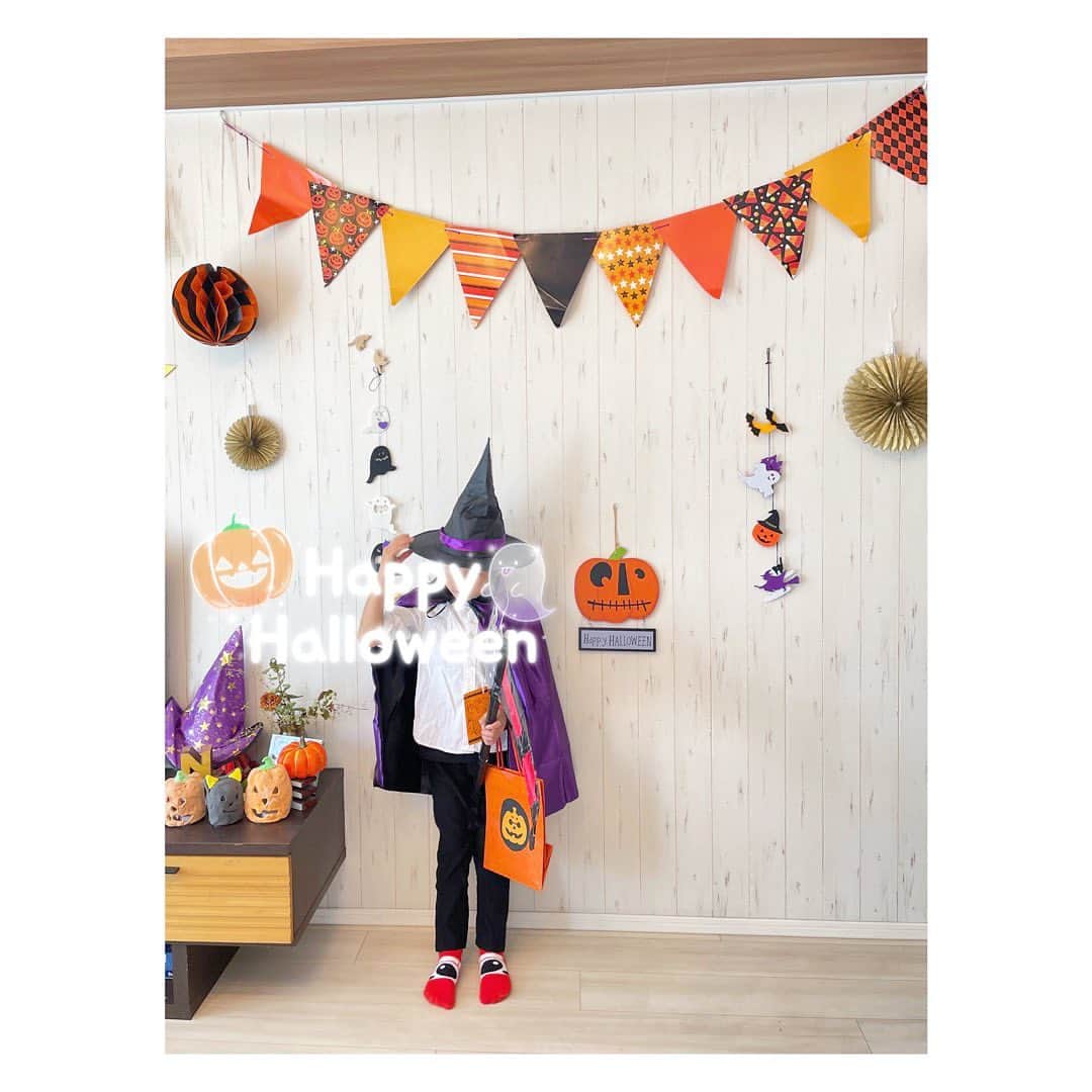 三倉佳奈さんのインスタグラム写真 - (三倉佳奈Instagram)「Happy Halloween🎃  今日はハロウィンですね！  週末はお友達とハロウィンイベントに参加してきました。 いっぱい歩いて親はヘトヘトでしたが、笑、子どもたちはお菓子沢山貰えてご満悦でした🍬  #halloween  #trickortreat #あっという間に今年もあと2ヶ月🙌🏻」10月31日 15時47分 - kana_mikura0223