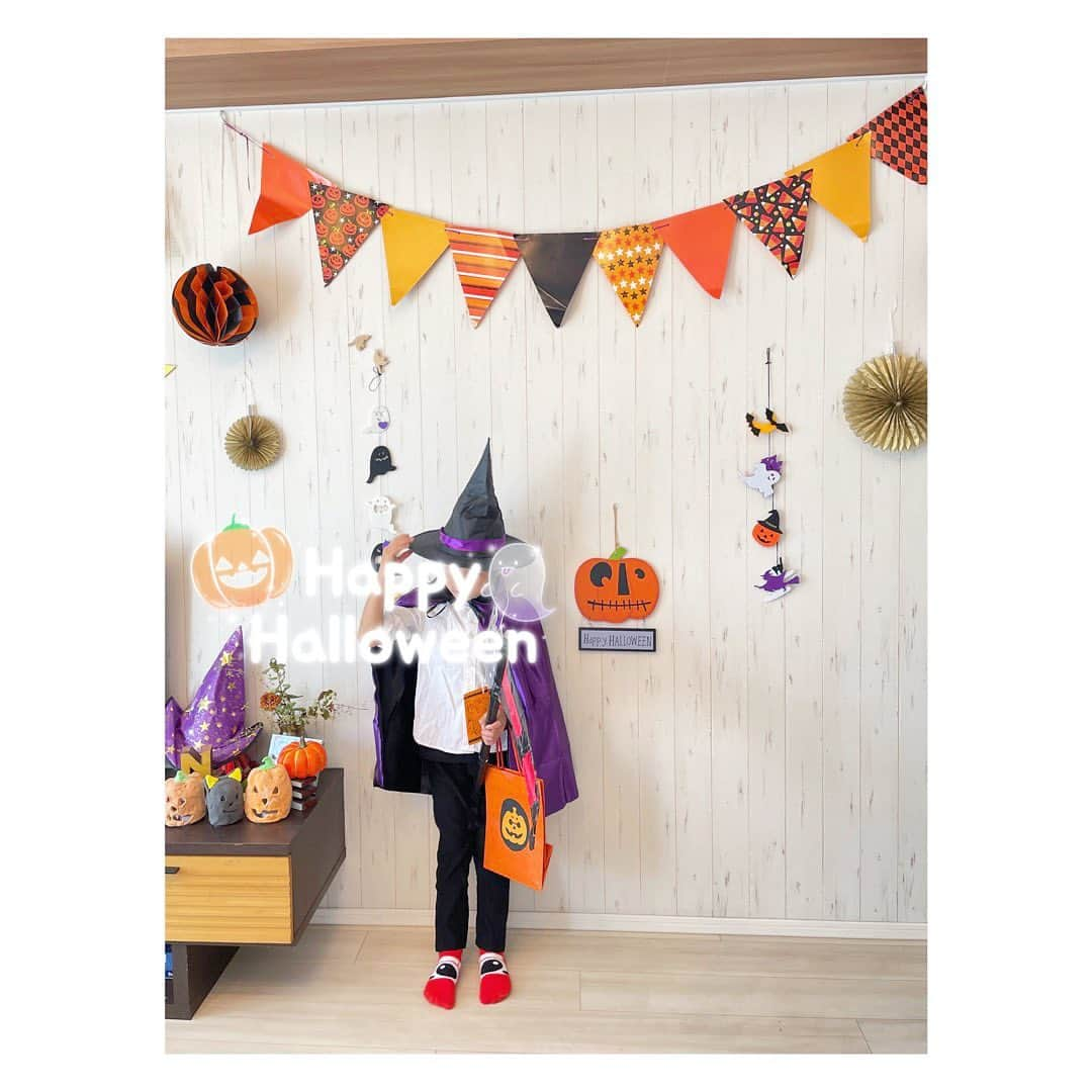 三倉佳奈のインスタグラム：「Happy Halloween🎃  今日はハロウィンですね！  週末はお友達とハロウィンイベントに参加してきました。 いっぱい歩いて親はヘトヘトでしたが、笑、子どもたちはお菓子沢山貰えてご満悦でした🍬  #halloween  #trickortreat #あっという間に今年もあと2ヶ月🙌🏻」