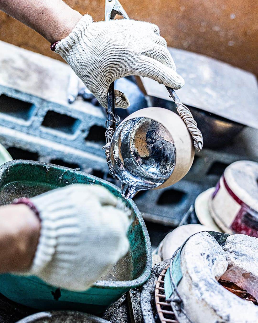 近藤岳登さんのインスタグラム写真 - (近藤岳登Instagram)「富貴堂  @fuukidou   2日目  カタチが決まったら銅の上に錫を纏わせます。綿を使い丁寧に丁寧に錫を広げていきます。 その際、昔からの技法で、錫を纏わせる面以外は、泥で錫が付着するのを防ぎます。泥はすぐ乾き、洗えばすぐに落ちるのでこの工程は昔から泥を使うそうです。先人の知恵は凄い。  そして錫を纏わせた後、焼いてしっかり錫を馴染ませ、さらに丁寧に磨きます。  一気に雰囲気が変わり、一気に抜群のオーラを放ち出します。どんどん命が吹き込まれていきます。  Special thanks  Photo by @moo_ochan」10月31日 15時47分 - gakuto_kondo