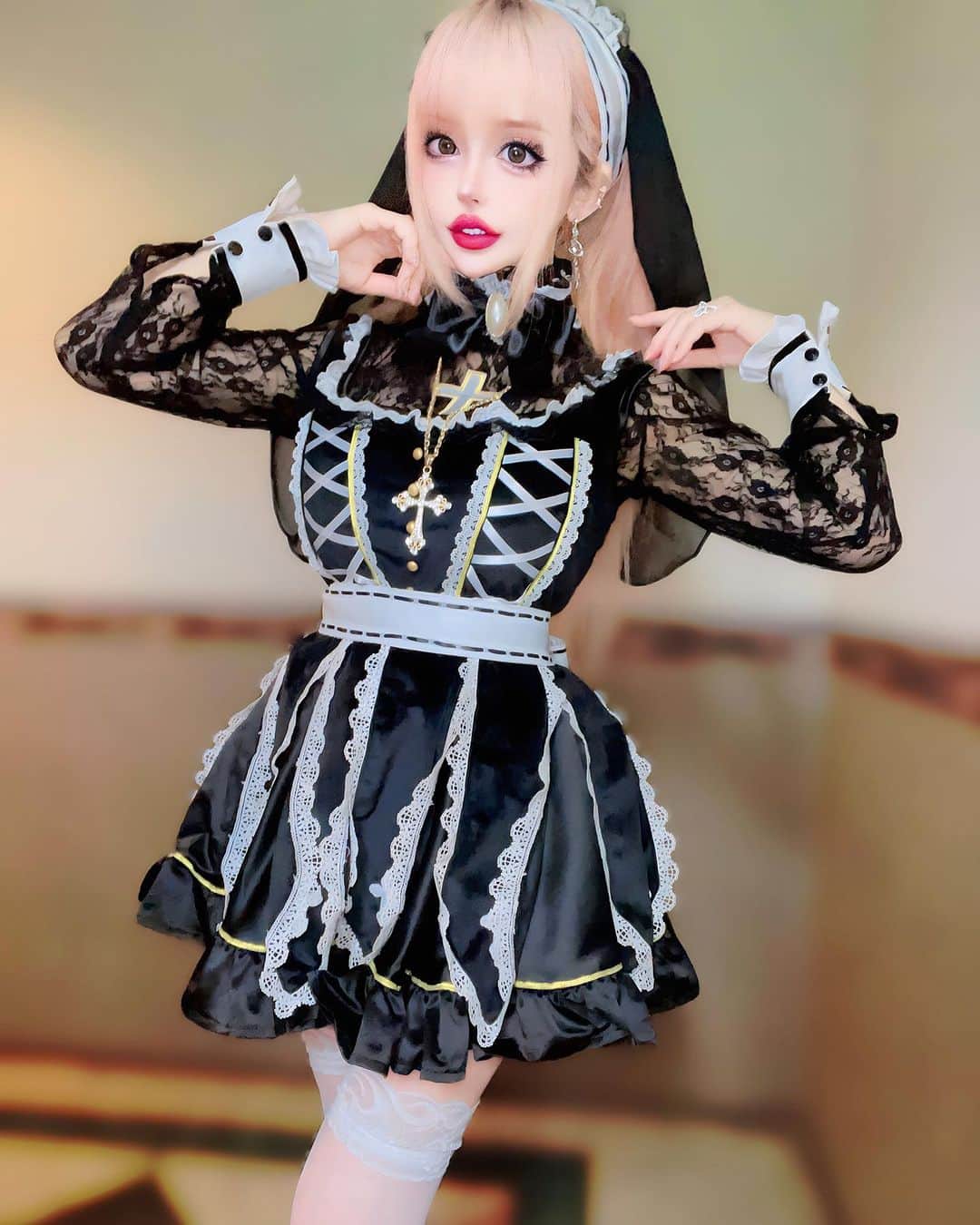 ヴァニラのインスタグラム：「🐰🍓  ハッピーハロウィーン🎃🦇🕸🍭👻🍬🎃✨🎈 今年はゴスロリシスターちゃん🩷🩵 お菓子くれないと悪戯しちゃうぞ💖💖  . . . . . . . . . . . . #beautiful #happy #like4like #love #fashion #cute  #tbt #followme #picoftheday #follow #art #autumn #me #selfie #nature #smile #photooftheday #instagood #instagram #instadaily #style #travel #girl #instalike #Cosplay #halloween」