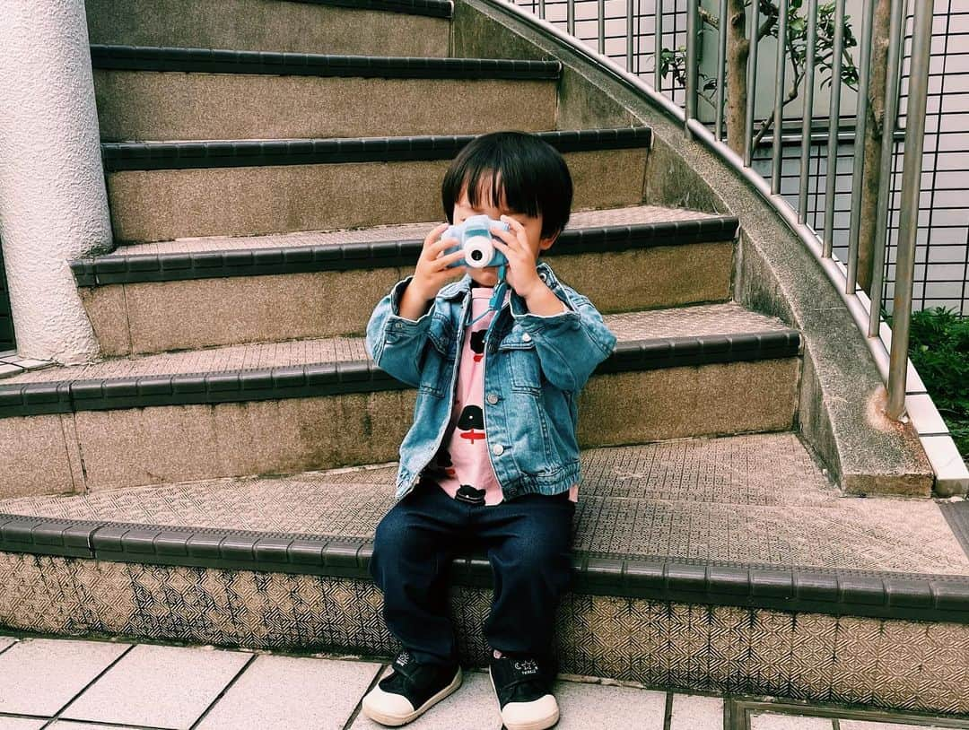 さえりさんのインスタグラム写真 - (さえりInstagram)「2歳半の息子にカメラをあげてみたら、とてもいい写真がたくさんあった。1枚目と10枚目が私が撮った、撮ってる息子。一生懸命な顔して、好きなものたくさん撮ってた。」10月31日 15時42分 - n908sa