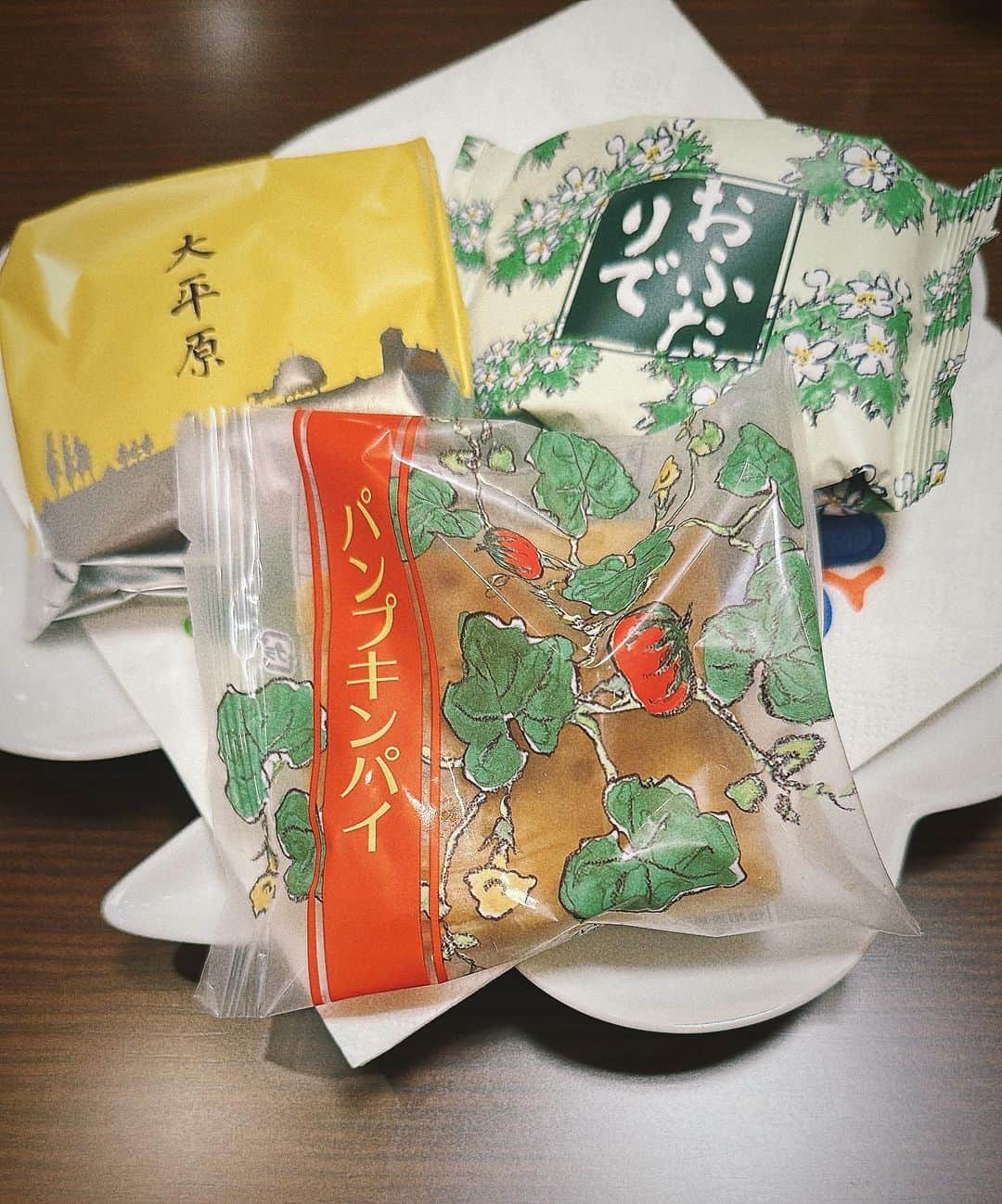 松浦有希さんのインスタグラム写真 - (松浦有希Instagram)「可愛いお菓子を たくさんいただいてきました🍪 マルセイバターサンドとか チョコとかしか 知らなかったですが どれも美味しそう😋 今日はハロウィンなので パンプキン🎃いただきましたが、 そのあと、お土産に紅茶と共に いただいてしまいました... ありがとうございます✨ 私でお役に立てたなら幸いです🙏 #六花亭 #JASRAC」10月31日 15時45分 - 12bambi12_yuki_matsuura