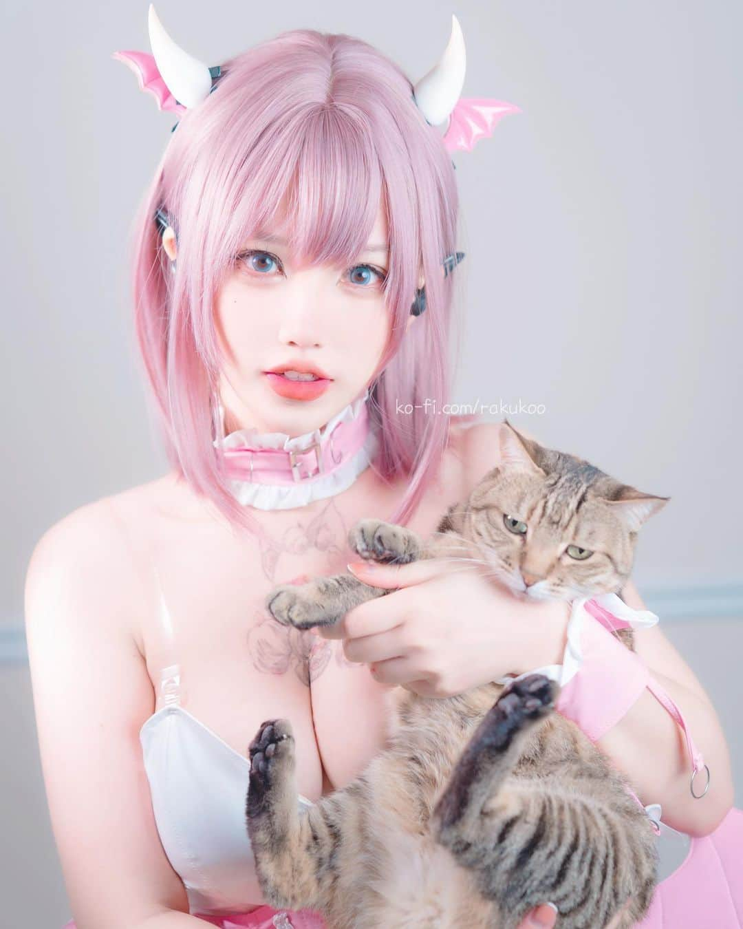 犬神洛洛子さんのインスタグラム写真 - (犬神洛洛子Instagram)「Halloween but pink devil!!💗💗 Here’s November photoset full 40p available on my kofi 💖 👀  #halloween2023 #cosplay #pinkhair #devilgirl」10月31日 15時45分 - rakukoo