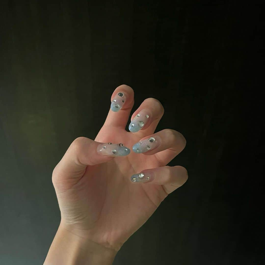 鈴木彩夏のインスタグラム：「new 🩵💅  , , , #ネイル#水色 #ねいるデザイン」