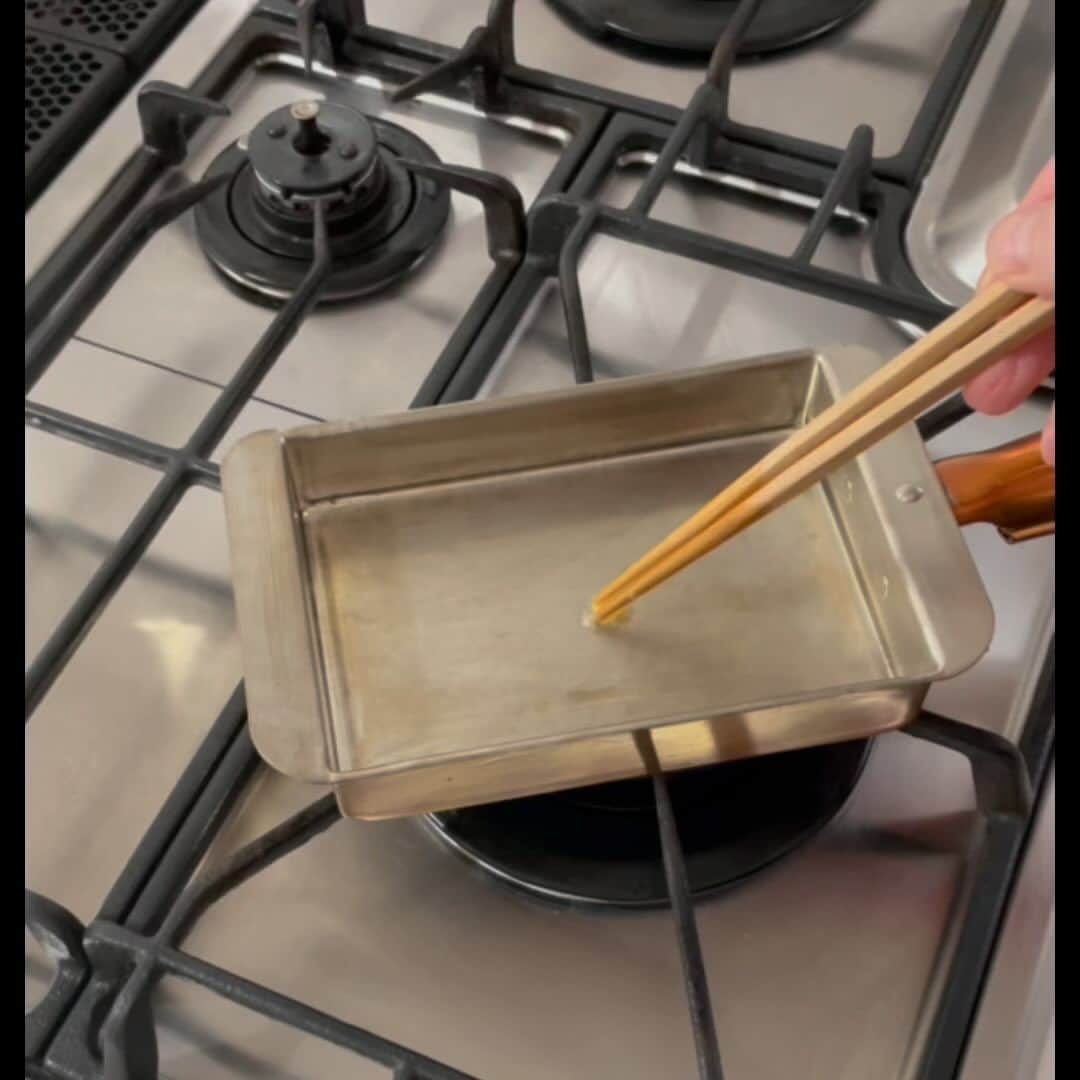 maki ogawaのインスタグラム：「今年の #かっぱキャラコン2023  でいただいた銅の卵焼き器。 スルスルが気持ちよくて 毎日練習してます😁  一度油を温めて、火を止め、 再度火をつけて作ると良い感じっぽいです(多分😅)  銅の卵焼き器で作ると ふんわり軽い卵焼きになりますね🥰 ことの他、焦げ付くこともなく快適です。 プロになった気分😁  🎀🎀🎀🎀🎀🎀🎀 お弁当教室のお知らせです。 １１月２５日（土曜日）東京都台東区谷中にてお弁当教室を 開催します。  当日は、わっぱ、塗り、プラ、ホーロー等の 私の手持ちのお弁当箱を持参いたします。 （使い捨てのお弁当箱も用意しております）  お好きなお弁当箱を選んでいただき、 おにぎりと副菜をご自身で詰め 写真を撮って(食べて)楽しんでいただければと思います。  当日はこちらの卵焼き器も持参します🥰  国際交流のためのお弁当教室です。  言語は日本語、英語の言語となります。 （私が日本語でレッスンを進めます。 主催者が英語で説明いたします）  詳細は→ @kitchennippon2707  @cuteobento までDMください。 🎀🎀🎀🎀🎀🎀🎀 #卵焼き器  #銅の卵焼き器  #卵焼きは甘い派  #卵焼き練習中 @kappabashi_fes」