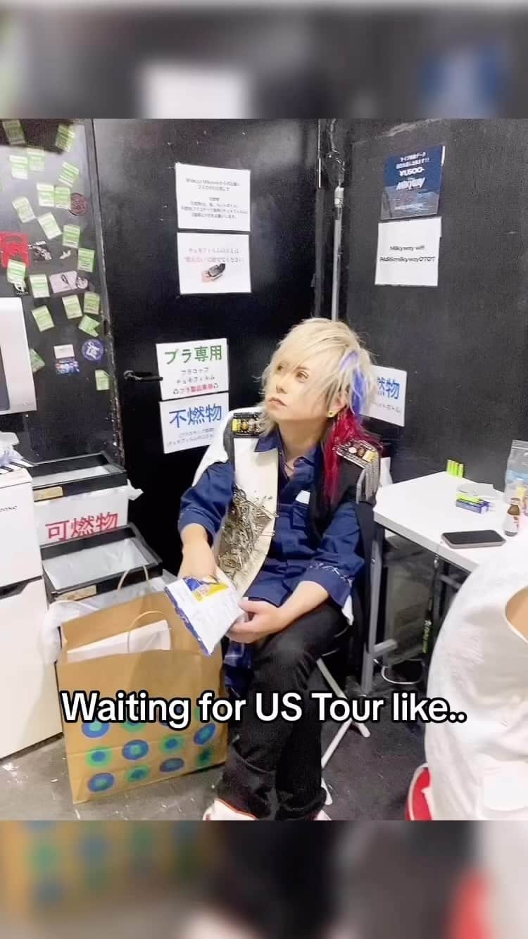 CHISA のインスタグラム：「Only a few days away! Stay tuned for another video soon~ • • @acmeofficialjp  #acme #ACMEonTour #RATB #v系 #visualkei #visualkeiband #Chisa #Shogo #将吾 #Rikito #HAL #sincityanime #sca2023 #kumoricon」