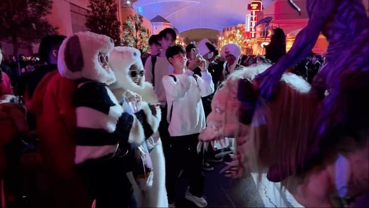 益若つばさのインスタグラム：「Happy Halloween！🎃🖤びっくりした！ なんか汁かけられた!笑 #usj #halloween #japan#usjハロウィン」