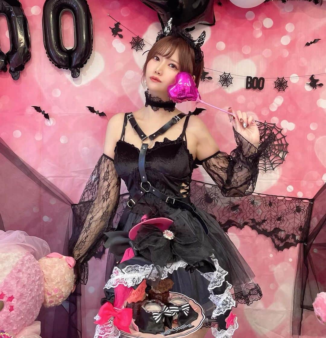 相良ましろのインスタグラム：「🕯🎃*⸜𝑯𝒂𝒑𝒑𝒚 𝑯𝒂𝒍𝒍𝒐𝒘𝒆𝒆𝒏⸝*👻🍬 . . 先日ハロウィンアフヌンした時の写真🍭 . . インフルなうで体調鬼悪いんですが、やっっと熱が下がってきました🥲 家でゆっくり療養します。早く元気になりたい 今年は流行りのもの全部にかかってしまってるな、、、 多忙の中の寝不足はほんとに危ないのでみんなも気をつけて🫨 . . ファンティアの投稿ごめんなさい、待っていてください🙇‍♀️ . . . #ハロウィン #ハロウィンコスプレ #Halloween #happyhalloween #コスプレ #悪魔 #ビジョビ #cosplay」