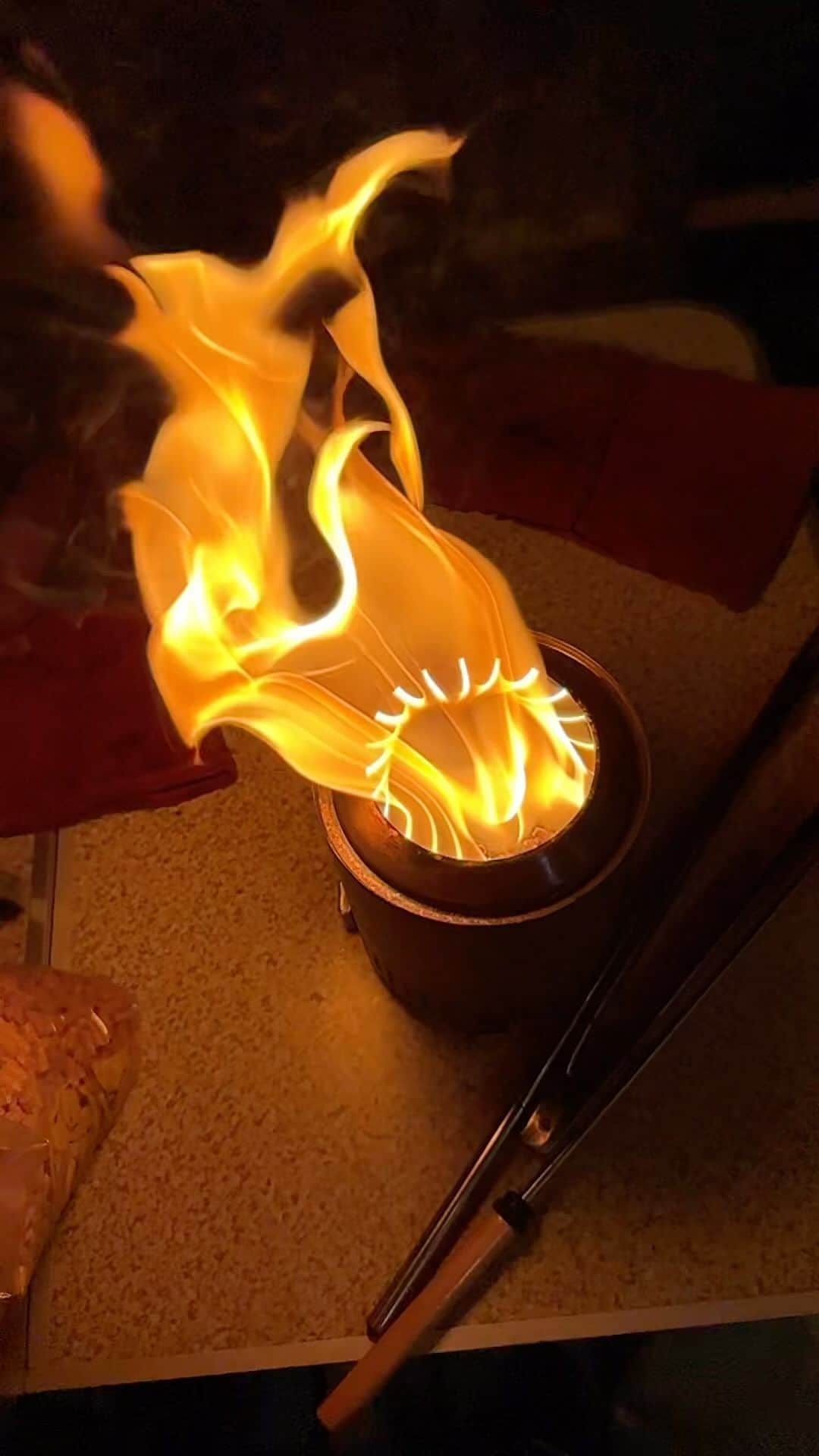 藪木健太郎のインスタグラム：「引越してから家のベランダが屋根があるので SolostoveのBonfireを使えなくなった。 で、Solostove MESA。 これはこれで最高！😜」
