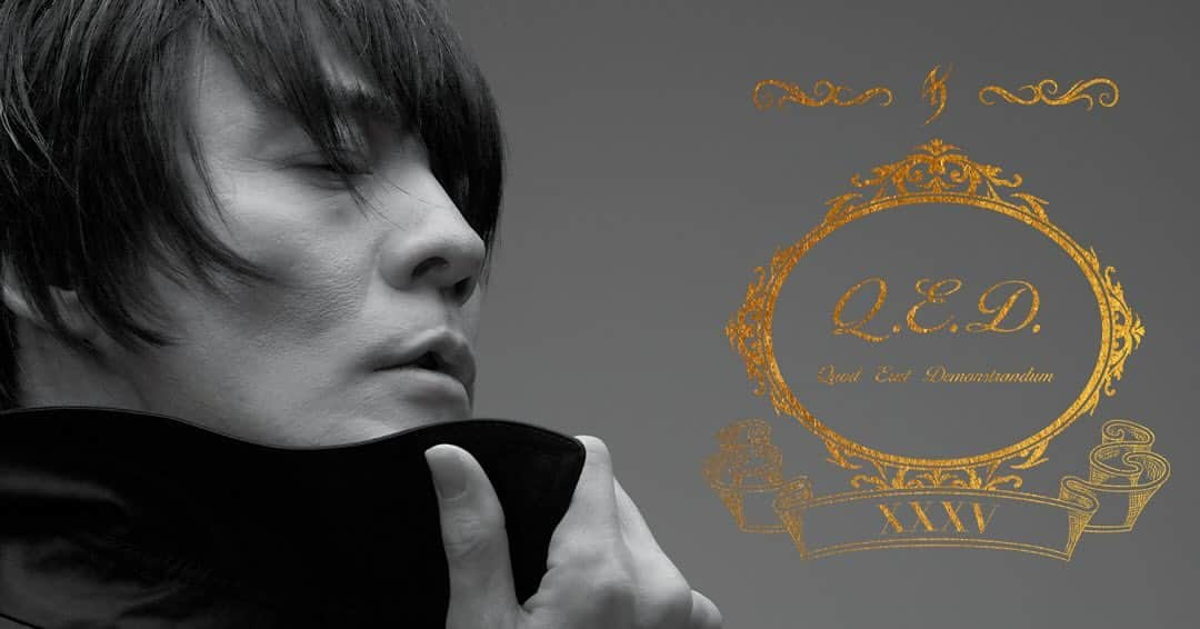 氷室京介のインスタグラム：「KYOSUKE HIMURO 35th Anniversary LIVE FILMS AND PHOTO BOOK 『QUOD ERAT DEMONSTRANDUM』  氷室京介の「活動の証明」となる重厚な映像群《LIVE FILMS》とソロ前夜から活動休止直前までの氷室京介を240ページに収めた《PHOTO BOOK》から成るメモリアルな作品「Q.E.D.」⚜️  早期予約特典として、10月31日23:59迄に各店舗どこでも予約購入された方全員に「Q.E.D」特別シャツをプレゼント!!」