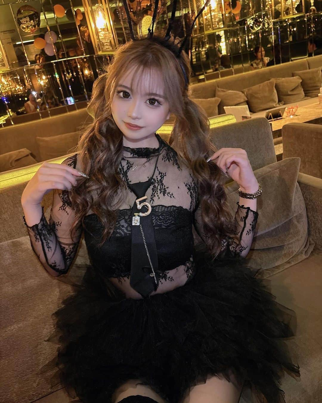 苺のインスタグラム：「はぴはろうぃん🐰🖤 きのーはバニーちゃんしたよぉ！ 今日は違うコスプレだよ？？😙」