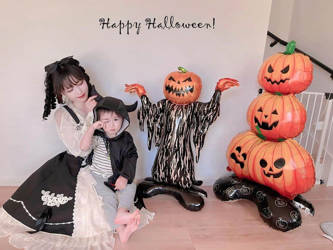 皆方由衣さんのインスタグラム写真 - (皆方由衣Instagram)「🎃🎃♡happy Halloween♡🎃🎃  息子はドラキュラになりたいと 切に願っておりました🙏💭💗  #子供ハロウィン #sweetlolitafashion #gothicstyle #gothiclolitafashionstyle #babythestarsshinebright」10月31日 15時59分 - yuiminakata