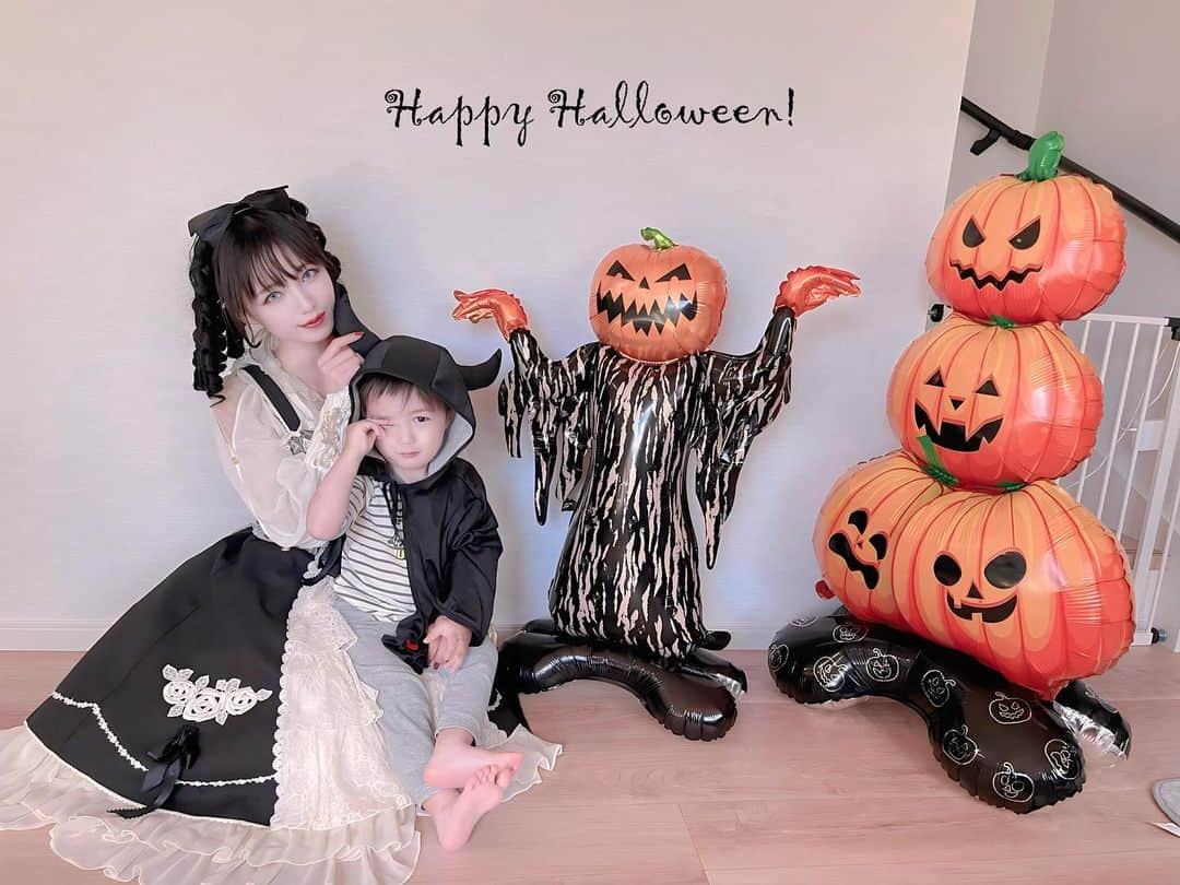 皆方由衣さんのインスタグラム写真 - (皆方由衣Instagram)「🎃🎃♡happy Halloween♡🎃🎃  息子はドラキュラになりたいと 切に願っておりました🙏💭💗  #子供ハロウィン #sweetlolitafashion #gothicstyle #gothiclolitafashionstyle #babythestarsshinebright」10月31日 15時59分 - yuiminakata