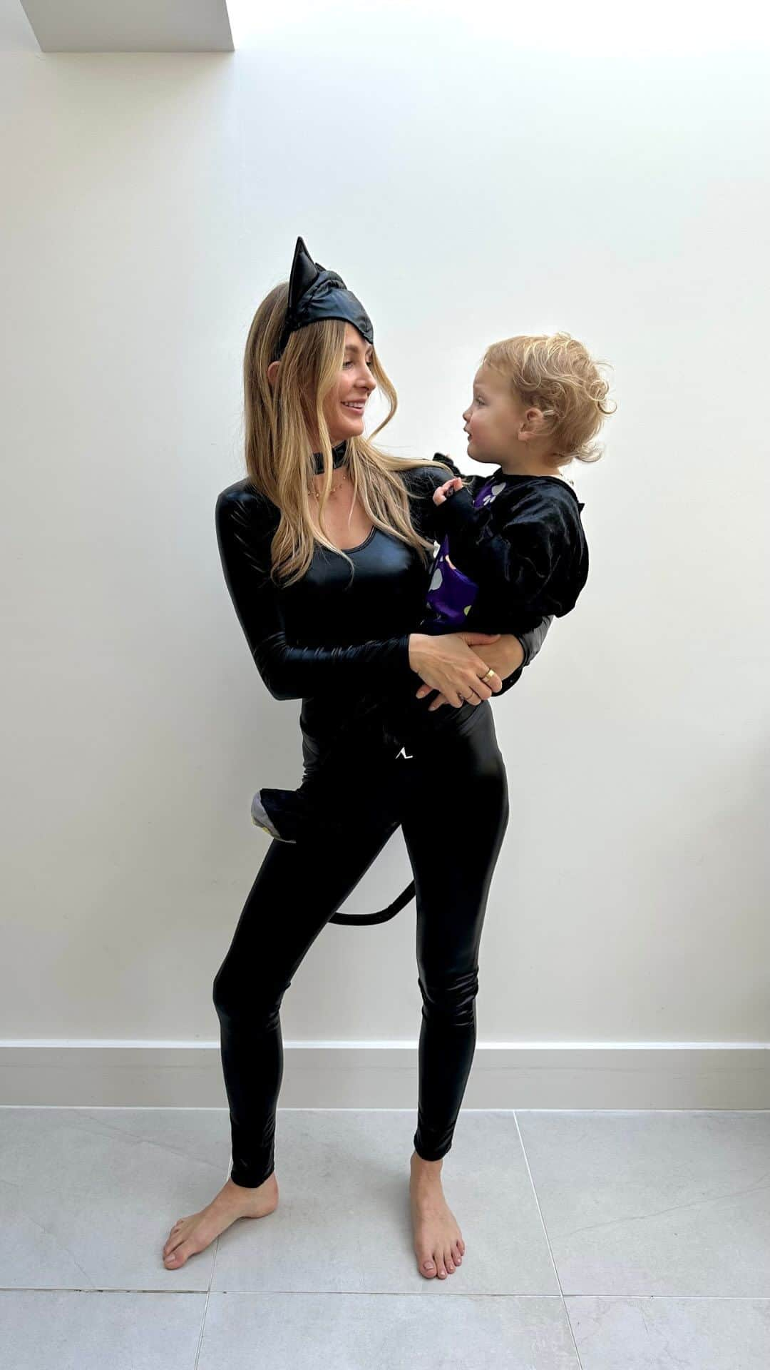 ミリー・マッキントッシュのインスタグラム：「Just a couple of spooky cutie cats 🐈‍⬛✨ Happy Halloween everyone. Does anyone else’s kids get so excited about dressing up and then refuse to put on the costume when it arrives? Aurelia was obsessed with being a cat until we put these costumes on 😂😂 Who’s embracing the trick-or-treat spirit tonight? Tell me about your costumes in the comments!」