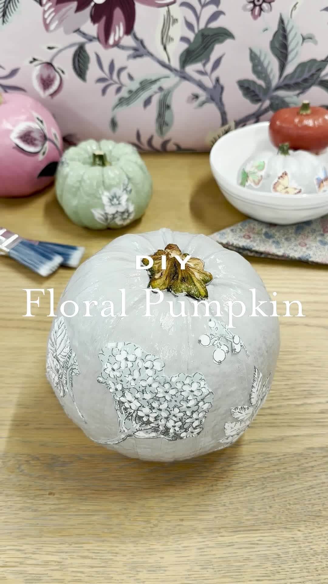 ローラアシュレイのインスタグラム：「Celebrate Halloween with floral pumpkins. 🎃⁣ ⁣ For a striking autumnal display, utilise your leftover paint and wallpaper.」