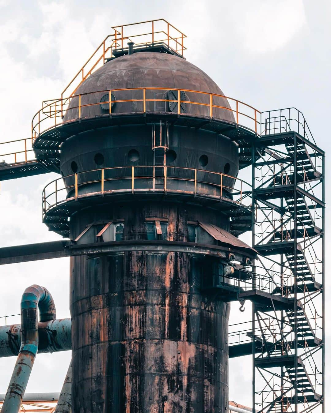 Nicanor Garcíaさんのインスタグラム写真 - (Nicanor GarcíaInstagram)「Industrial roots, cultural wings : Raíces industriales, alas culturales #nicanorgarcia @travelarchitectures @destinochequia  Dolní Vitkovice, DOV, formerly an industrial hub for coal mining and steel production from 1828-1998 in Central Europe, has been transformed into a notable educational, cultural, and social center, fostering community connections beyond Czech national borders.  #DolniVitkovice #Ostrava #MoraviaSilesia @moravskoslezsky_kraj  Dolní Vitkovice, DOV, fue un centro industrial para la minería de carbón y la producción de acero entre 1828 y 1998 en Europa Central, se ha transformado en un destacado centro educativo, cultural y social, que fomenta las conexiones comunitarias más allá de las fronteras nacionales Checas.  #VisitCzechia #MPDestinoChequia」10月31日 16時00分 - nicanorgarcia