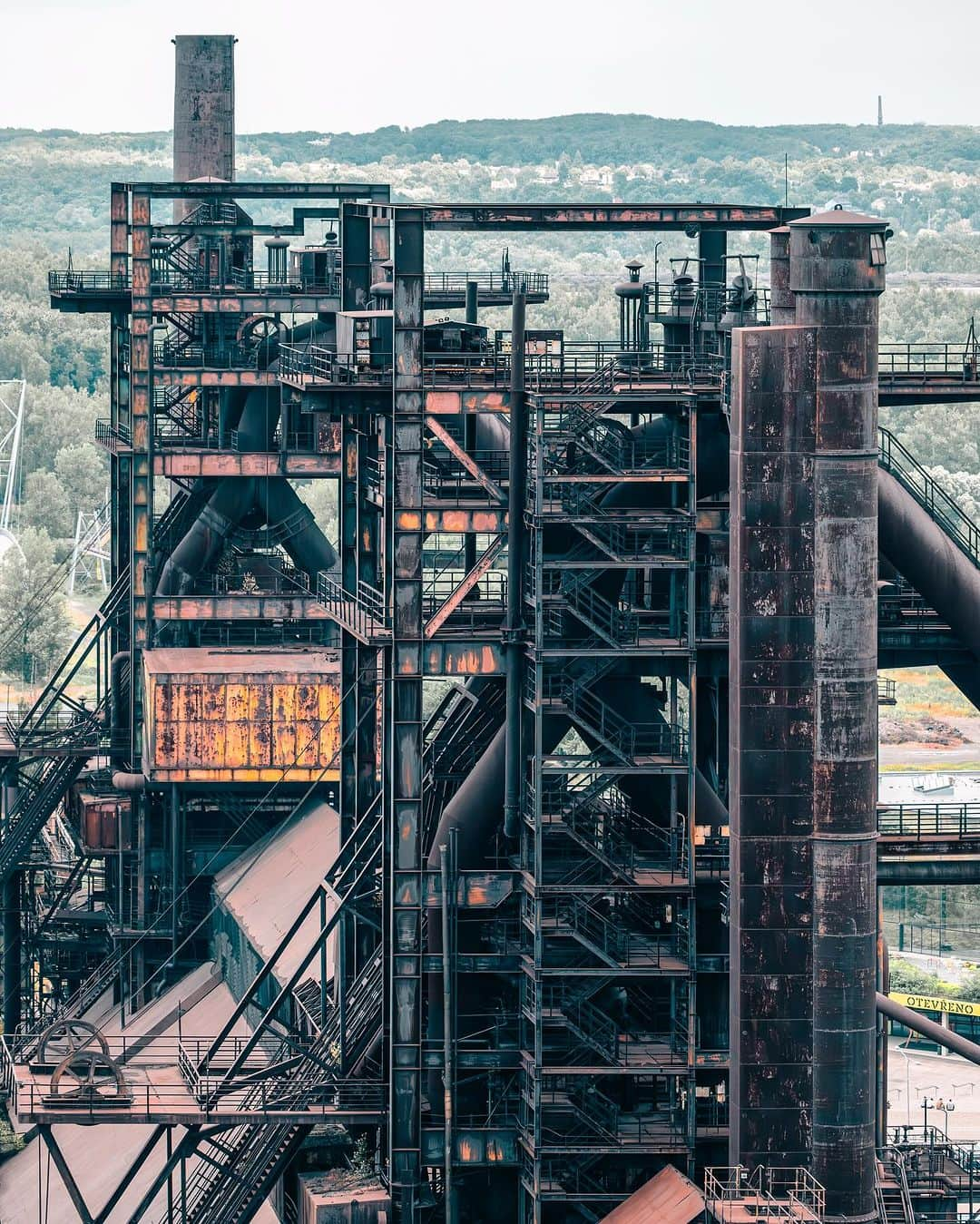 Nicanor Garcíaさんのインスタグラム写真 - (Nicanor GarcíaInstagram)「Industrial roots, cultural wings : Raíces industriales, alas culturales #nicanorgarcia @travelarchitectures @destinochequia  Dolní Vitkovice, DOV, formerly an industrial hub for coal mining and steel production from 1828-1998 in Central Europe, has been transformed into a notable educational, cultural, and social center, fostering community connections beyond Czech national borders.  #DolniVitkovice #Ostrava #MoraviaSilesia @moravskoslezsky_kraj  Dolní Vitkovice, DOV, fue un centro industrial para la minería de carbón y la producción de acero entre 1828 y 1998 en Europa Central, se ha transformado en un destacado centro educativo, cultural y social, que fomenta las conexiones comunitarias más allá de las fronteras nacionales Checas.  #VisitCzechia #MPDestinoChequia」10月31日 16時00分 - nicanorgarcia