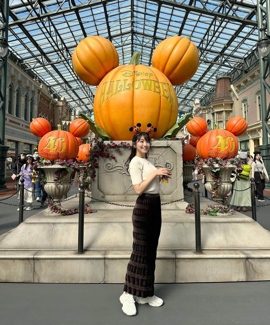 関根ささらさんのインスタグラム写真 - (関根ささらInstagram)「#happyhalloween 🎃🧡 . . #ディズニーハロウィン のフォトスポット♡ 今年は #ワールドバザール にも #シンデレラ城 前にも設置されててめちゃくちゃ力入ってましたね……🎃🧡👻 . . . . #disneyhalloween #halloween #happyhalloween🎃 #happyhalloween2023 #halloween2023 #ハロウィン2023 #ハッピーハロウィン #ハッピーハロウィン🎃 #tokyodisney #disneylandresort #tdr #dlr #tokyodisneyland #tokyodisneyresort #東京ディズニーリゾート #東京ディズニーランド」10月31日 16時04分 - sasarasekine