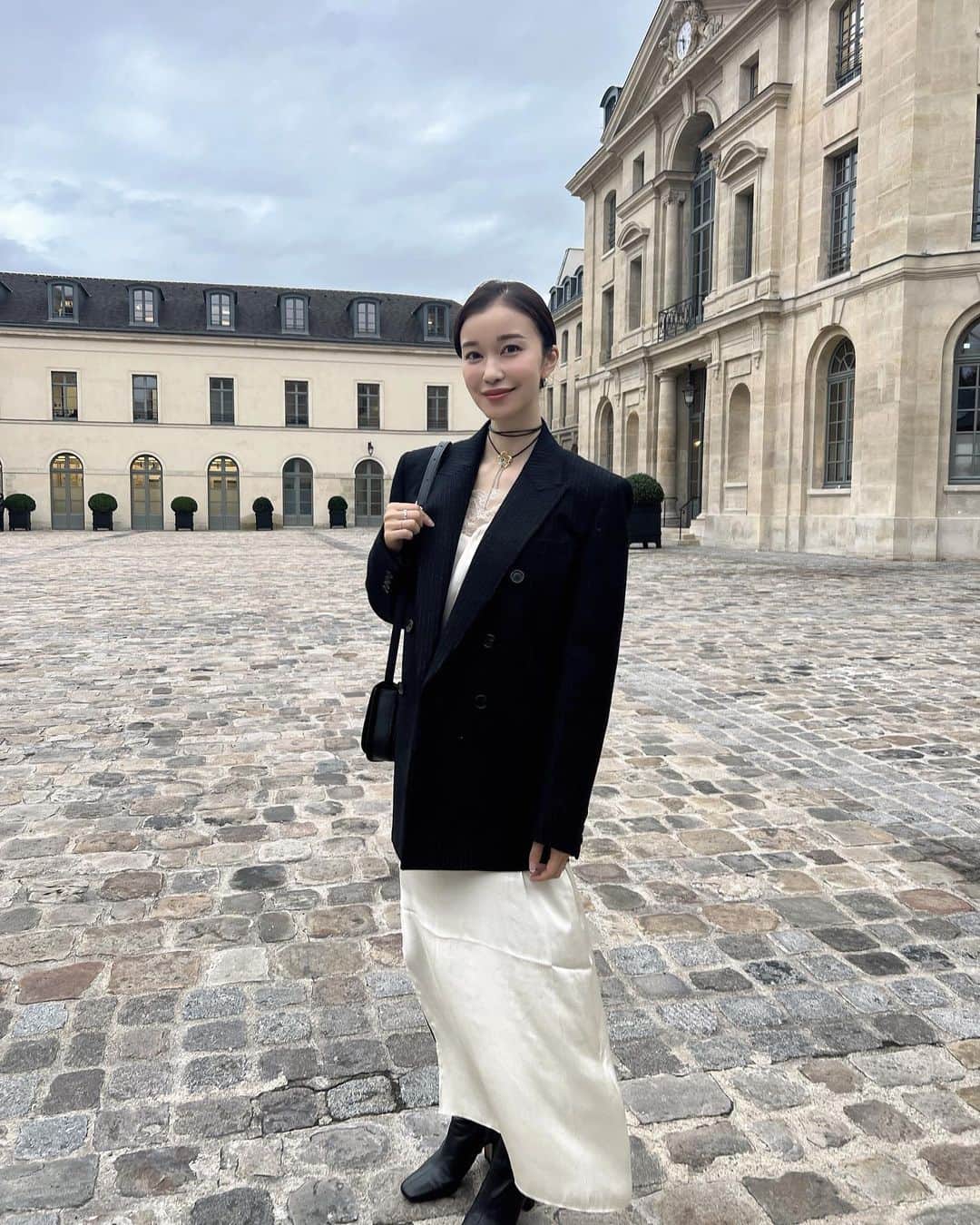 都築理沙のインスタグラム：「these days🍂安定の曇天。  1枚目、SAINT LAURENTの本社にお邪魔しました。夢のように美しいオフィスだった、、 彼のピンストライプジャケットを借りたら、好みすぎて兼用にすること決定。」