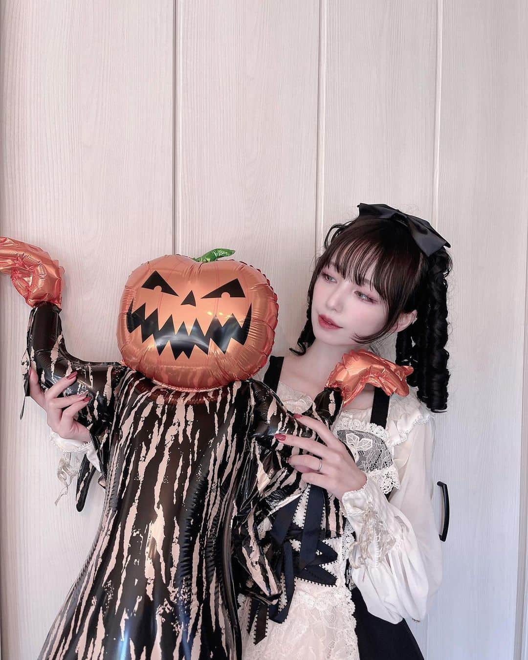 皆方由衣さんのインスタグラム写真 - (皆方由衣Instagram)「ハッピーハロウィン🕸  パープルメイクにダークなリップ 薄い色彩のカラコンに モノトーンのお洋服を来たよ！  甘いロリータも好きだけど ゴシックも好き♡  縦ロールも♡  #ロリータ #ロリータファッション   #sweetlolitafashion #gothicstyle #gothiclolitafashionstyle #babythestarsshinebright」10月31日 16時06分 - yuiminakata