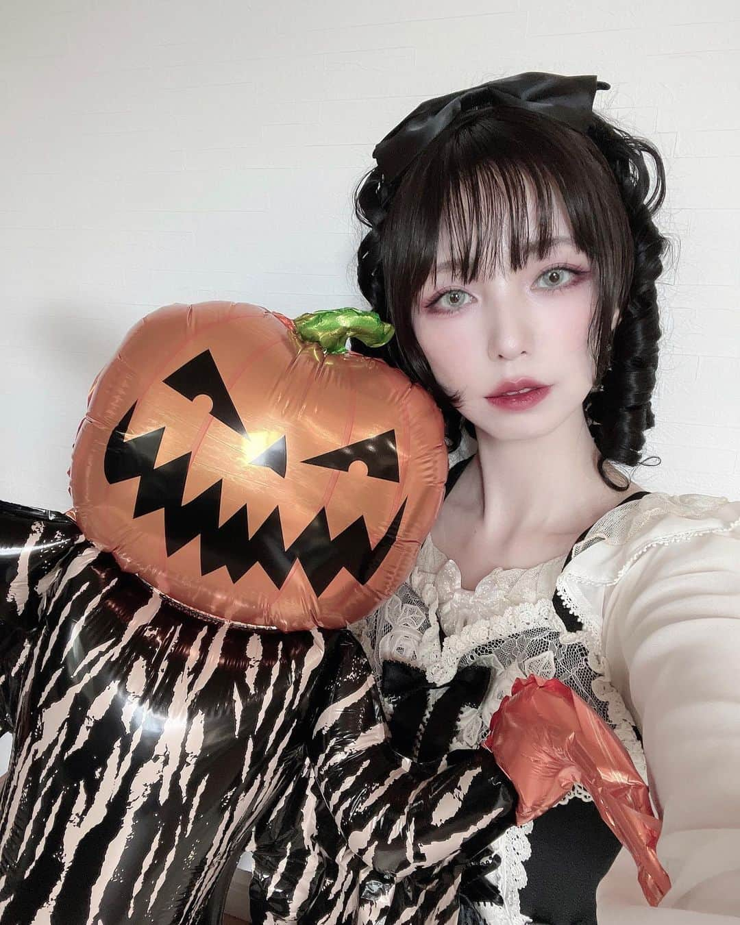 皆方由衣さんのインスタグラム写真 - (皆方由衣Instagram)「ハッピーハロウィン🕸  パープルメイクにダークなリップ 薄い色彩のカラコンに モノトーンのお洋服を来たよ！  甘いロリータも好きだけど ゴシックも好き♡  縦ロールも♡  #ロリータ #ロリータファッション   #sweetlolitafashion #gothicstyle #gothiclolitafashionstyle #babythestarsshinebright」10月31日 16時06分 - yuiminakata