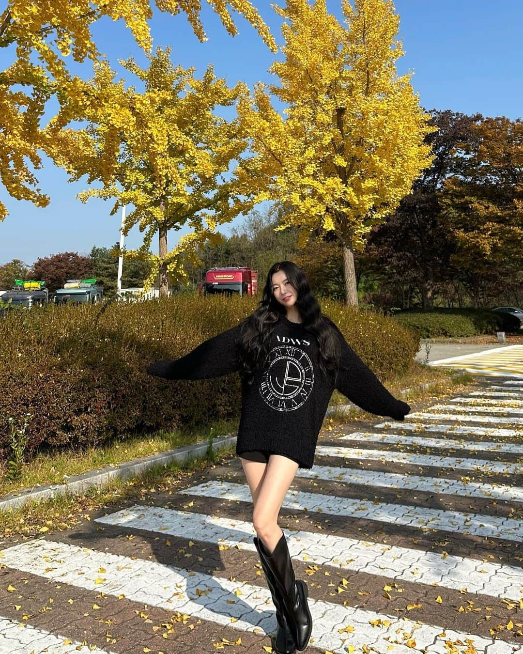 セリ のインスタグラム：「공연하러 내려가는 길에 탄천 휴게소에서 단풍을 만나다🍂🍁 단풍 mz샷 찍고 싶었눈데 이거 맞냐궈... ㅋㅋㅋㅋㅋㅋㅋㅋ   #ootd #아이돈워너셀 #이뿌디🖤」