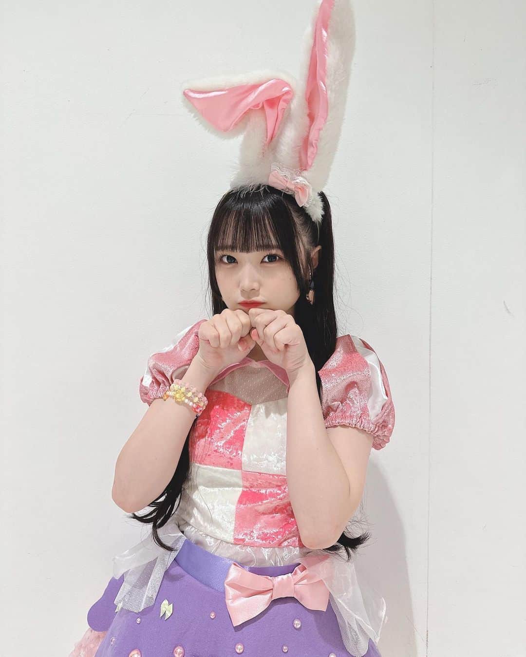 佐藤美波のインスタグラム：「🎃🐰🎀  はっぴーはろうぃんですよ〜！  うさぎになるなどとしました🐰 お菓子は太るのでいりません！笑   #halloween #ハロウィン #アイドル #アイドル衣装 #idol #akb48 #うさぎ」