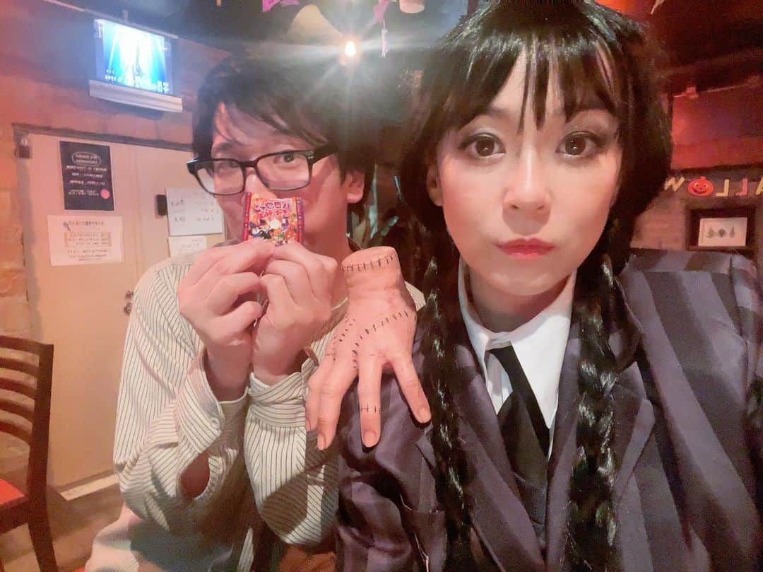 佐藤仁美さんのインスタグラム写真 - (佐藤仁美Instagram)「.  ハロウィン  ウェンズデーやるっていったら家族やってくれた  おおかわらも見に来た  ハロウィン好きだ  次はクリスマスよぉ〜  #ハロウィン #ウェンズデー」10月31日 16時09分 - sato.hitomi.19791010
