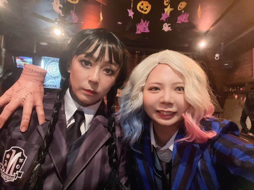 佐藤仁美さんのインスタグラム写真 - (佐藤仁美Instagram)「.  ハロウィン  ウェンズデーやるっていったら家族やってくれた  おおかわらも見に来た  ハロウィン好きだ  次はクリスマスよぉ〜  #ハロウィン #ウェンズデー」10月31日 16時09分 - sato.hitomi.19791010