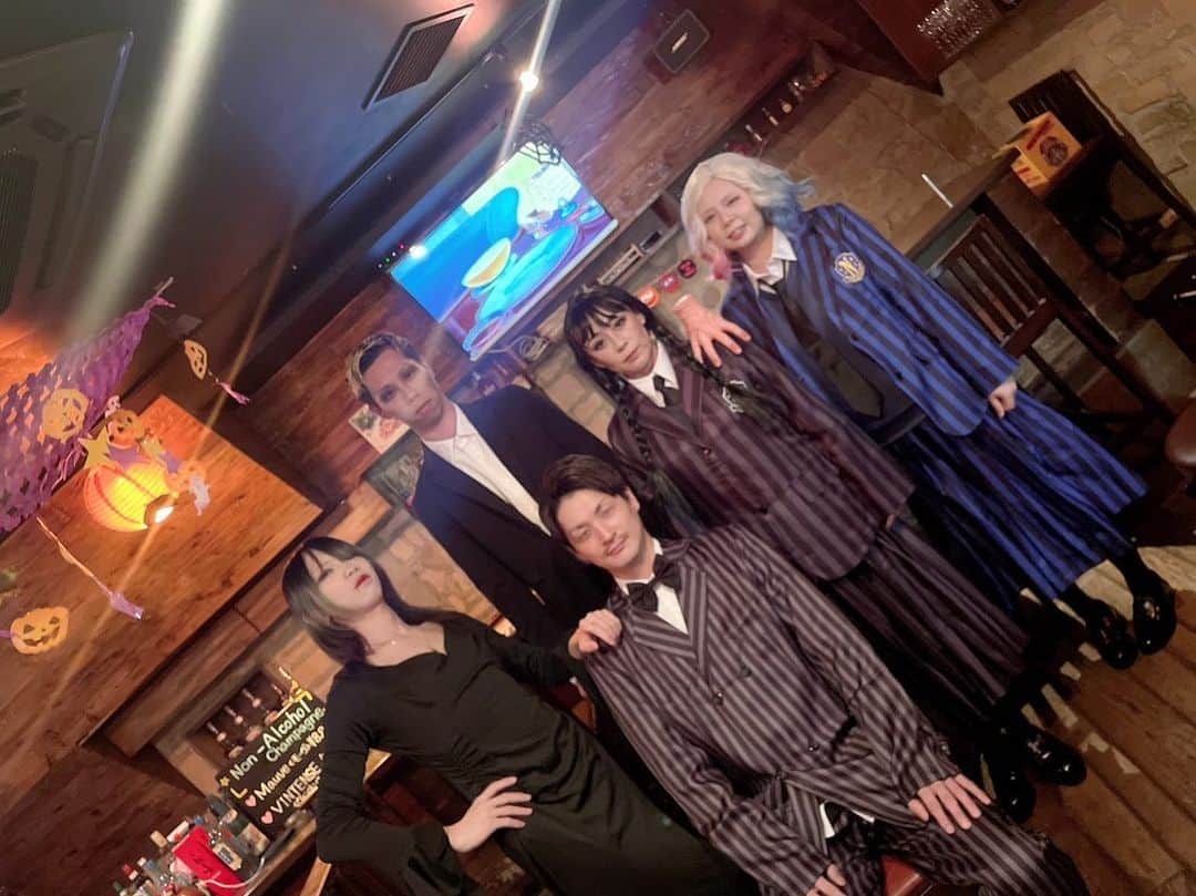のインスタグラム：「.  ハロウィン  ウェンズデーやるっていったら家族やってくれた  おおかわらも見に来た  ハロウィン好きだ  次はクリスマスよぉ〜  #ハロウィン #ウェンズデー」