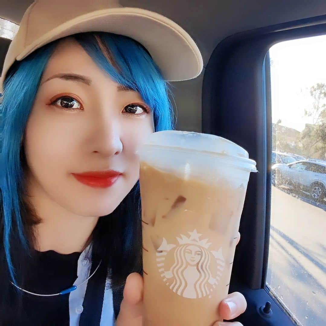 世羅りさのインスタグラム：「今日は1日ゆっくりできた💙 久しぶりの貴重な丸一日休みでした〜(/･ω･)/ ゲーム配信したかったけど、このあとは美容院でトリートメントやってきます💆 青入れるのとは別で月1トリートメントしてたのにめっちゃ久しぶりになってしまった！ 最近は髪の毛ボサボサだったもんなぁ… キレイにしてもらってきます🥺 ハッピーハロウィーン🎃」