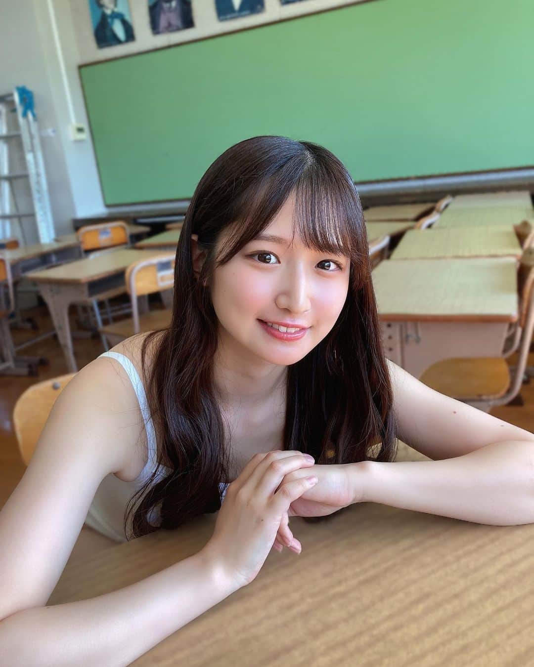 貝賀琴莉のインスタグラム：「🐤告知🐤 10/30(月)発売の #週刊プレイボーイ さんに掲載させて頂いてます!! さっそくお迎えしてくださった方もいらっしゃって嬉しいです😌私もお迎えしてきたよ〜 こんなに沢山の方と撮影するの初めてだったから不安だったけど楽しかった!! ぜひ本誌で琴莉さんを探してみてね🐣 #週プレ#アイドル #idol #グラビア #gravure #水着」