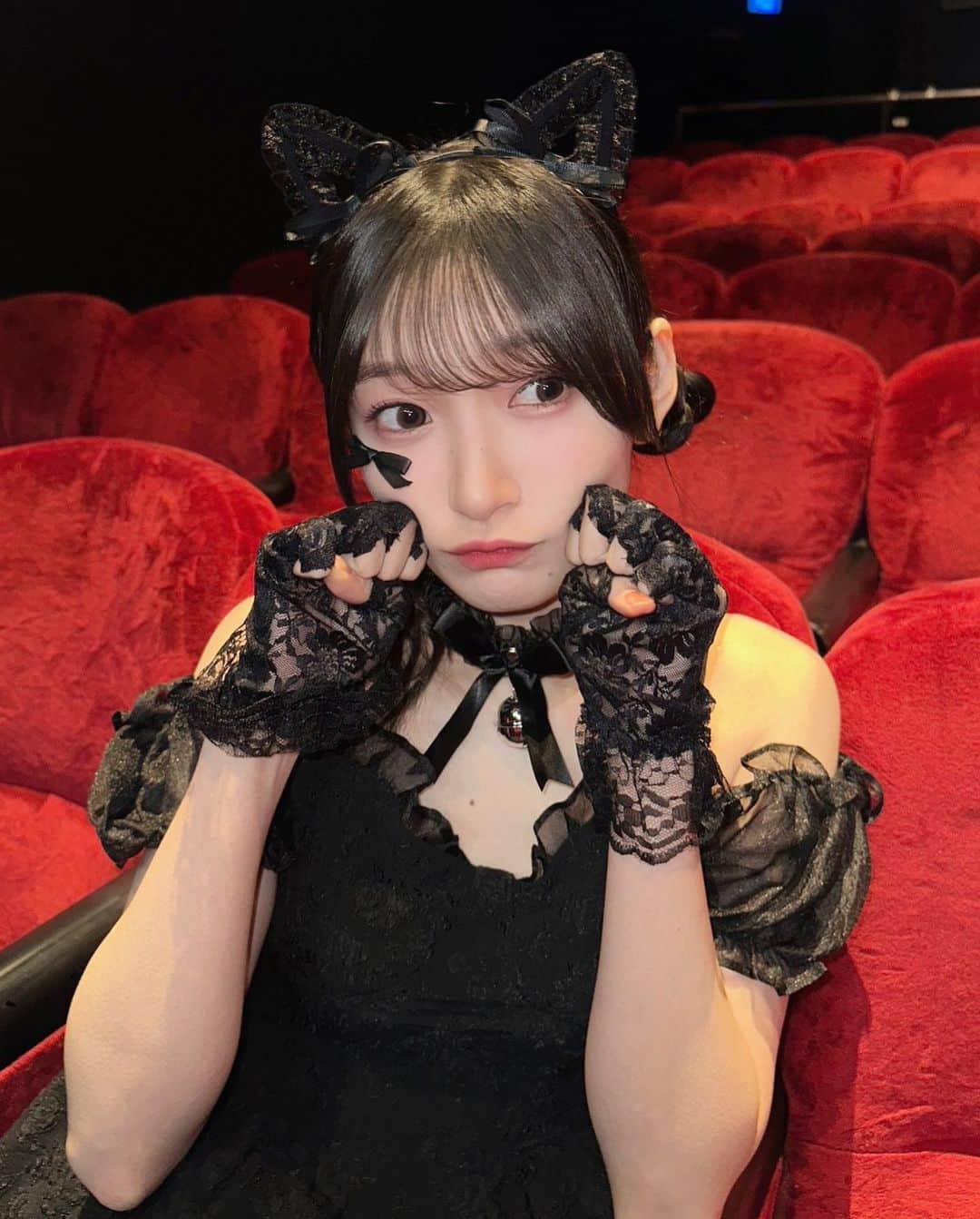 宮本佳林のインスタグラム：「♡  ☠🎃HappyHalloween🍭🍬  #ハロウィン #仮装 #黒猫 #黒猫コスプレ」