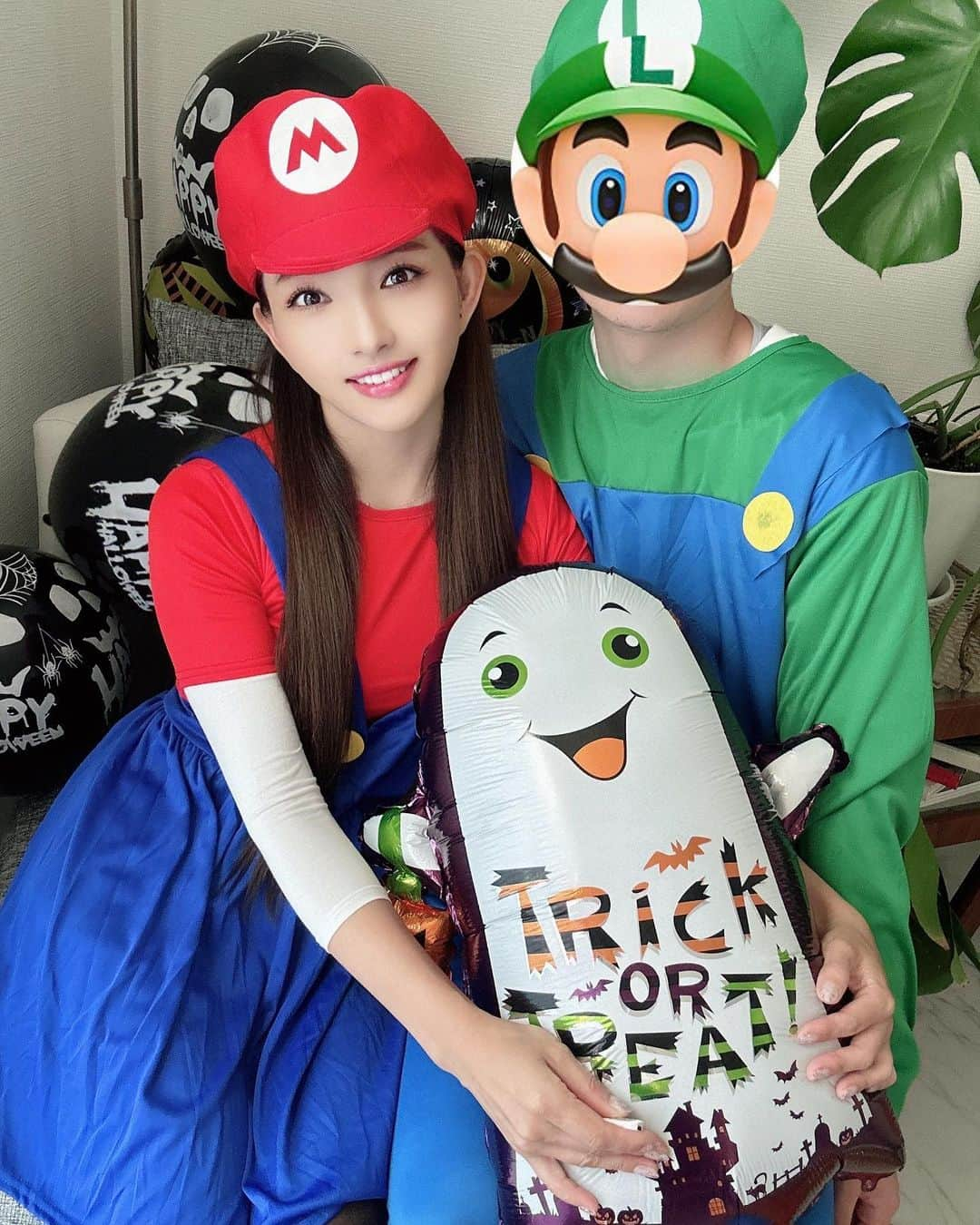 マキろんのインスタグラム：「#happyhalloween2023 ハロウィン🎃いかがお過ごしですか❓年に一度なので毎年Halloweenは楽しく過ごしてます♪  家に遊びにきてくれた 子供たちにお菓子を配って また1年みんながワイワイ楽しく 繁栄しますように😌🙏❤️  最後の写真 →家でくつろぐルィージ😂  #山内智恵　#我が家のハロウィン #ハロウィン2023  #trickortreat  #お菓子をくれなきゃいたずらするぞ #ハロウィンコスプレ #ハロウィン仮装#マリオコスプレ」