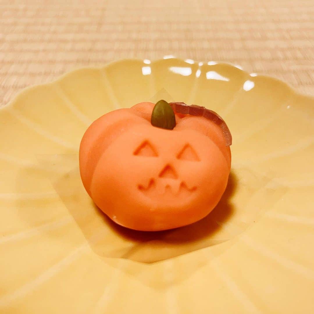 のインスタグラム：「Happy 🎃 Halloween 秋の収穫を祝うお祭りで、 古代ケルトでは11/1から新年だったということで大晦日の意味もあり、 さらにご先祖様が帰ってくるということで、お盆でもあるのですね。 すごい…！  日本でも収穫を祝う 10/17の神嘗祭 11/23の新嘗祭 がありますね🌾✨  #茶道 #和菓子 #馬場典子 #ばばちゃんネル」
