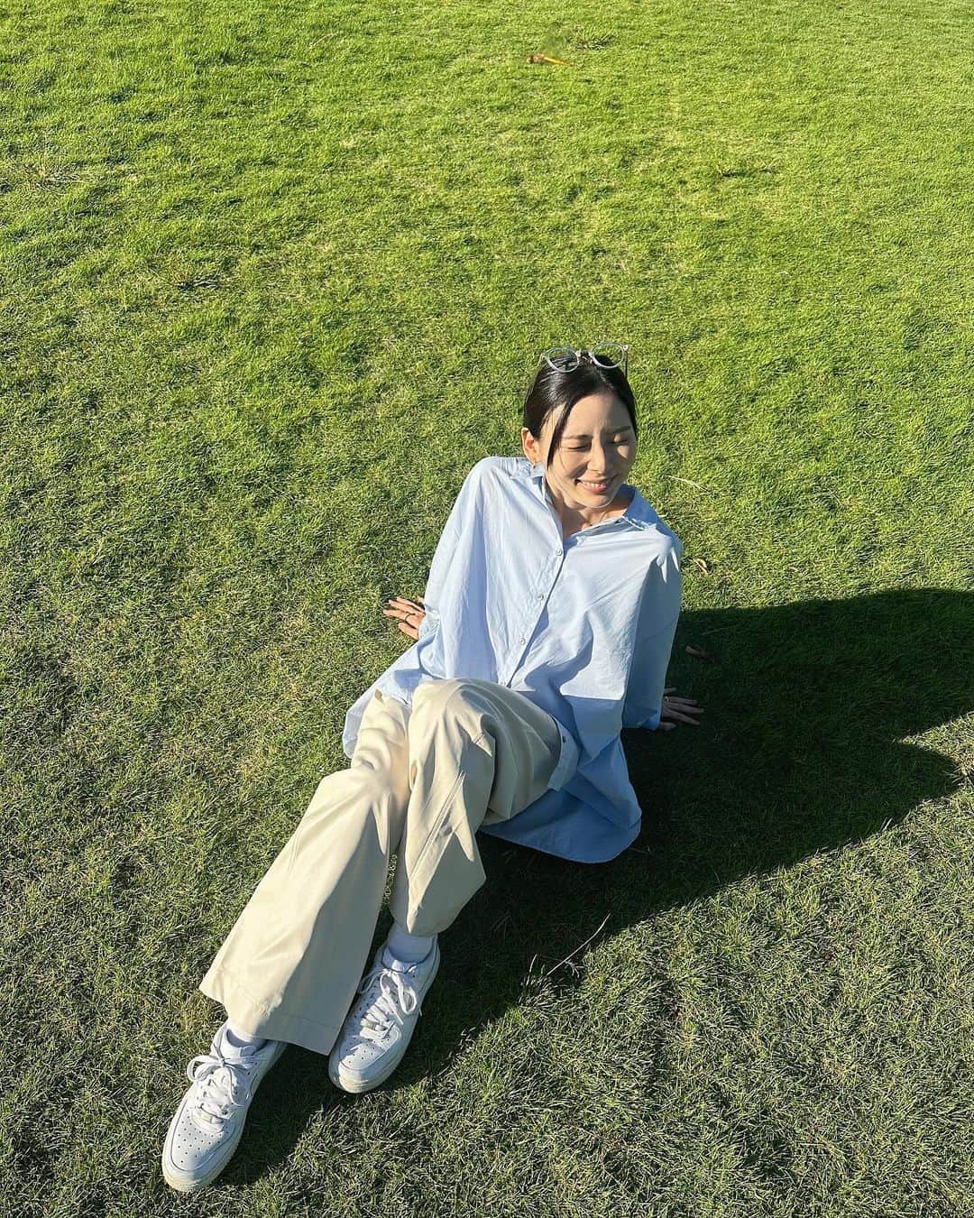 朝日奈央のインスタグラム：「愛未と芝生でプリクラ風を撮って、その後ちゃんとプリクラを撮りに行った日🌱 遠近法を使ってプリクラを撮ってた事を思い出して懐かしくてはしゃぎました🤣 この日はお天気が良くて嬉しかったな~✨  #あさひ私服」