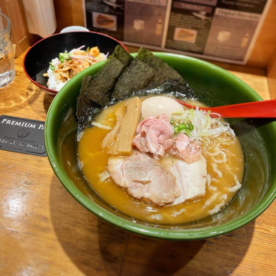 木村ひさしのインスタグラム：「最高のおっさんの遅い昼ごはん。 らー麺たかはし 焼きあご塩らー麺→特製焼きあご塩らー麺 プレミアムパスを使って ＋炙りチャーシュー丼 #最高のおっさんのラーメン #最高のおっさんの観劇」