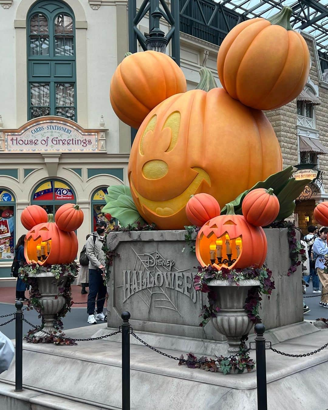 緒方ももさんのインスタグラム写真 - (緒方ももInstagram)「今日ハロウィン🎃当日なのに特に何もする予定はないからハロウィンらしい思い出👻  女子4人でディズニーとか高校生以来かも🫢  楽しかったあ〜 クリスマスのディズニーも行きたいなあ🎅🎄  #ディズニーランド #女子会 #디즈니」10月31日 16時17分 - momo_ogata