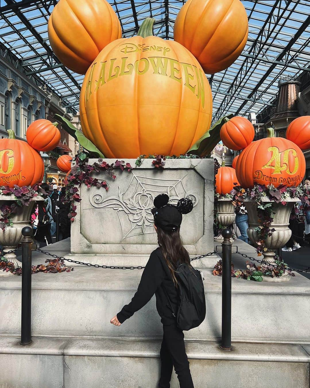 翁安芸のインスタグラム：「先日娘の秋休みに行った1年ぶりのディズニーランド🎃✨  ハロウィンのデコレーションがいっぱいでした👻🤍  #disneyland #tokyodisneyland #ディズニーランド」