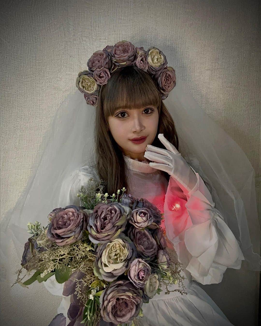 里吉うたのさんのインスタグラム写真 - (里吉うたのInstagram)「. ♥  🕸🎃Happy Halloween!!!!!!!!!👻✝️  今年も大好きなハロウィーンがきたよ〜！！！！  今年は東京ディズニーランド『ホーンテッドマンション』の屋根裏部屋の花嫁ゴーストちゃん！！🩶  (スプブの花嫁ダンサーさんではないわよ…！)  ちょっと前からコツコツ準備してたのでやっと載せられて嬉しい🥹  光る心臓とブーケ･花冠は手作り！ 心臓の着色とかブーケのシルエットとかめちゃくちゃこだわった👏❤️‍🔥  皆さま素敵なハロウィーンをお過ごしください〜🦇  トリックオアトリート！🧡💜🩶  #beyooooonds #ハロプロ  #里吉うたの #うーたん  #うーすたぐらむ #うーめいく  #ハロウィーン #ハロウィン #halloween #仮装 #東京ディズニーランド  #ホーンテッドマンション #hauntedmansion #花嫁ゴースト  #trickortreat #👻  ♥  (私からはコメント見えてます！なんのバグなのかしら…💦)」10月31日 16時18分 - utano_satoyoshi.official