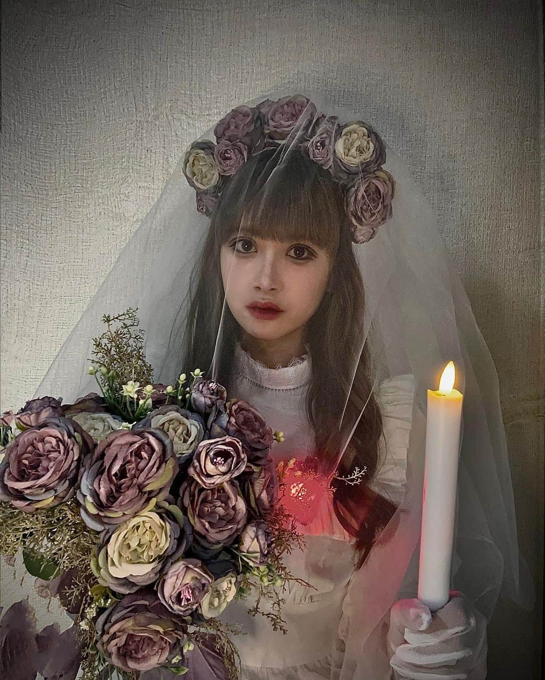 里吉うたのさんのインスタグラム写真 - (里吉うたのInstagram)「. ♥  🕸🎃Happy Halloween!!!!!!!!!👻✝️  今年も大好きなハロウィーンがきたよ〜！！！！  今年は東京ディズニーランド『ホーンテッドマンション』の屋根裏部屋の花嫁ゴーストちゃん！！🩶  (スプブの花嫁ダンサーさんではないわよ…！)  ちょっと前からコツコツ準備してたのでやっと載せられて嬉しい🥹  光る心臓とブーケ･花冠は手作り！ 心臓の着色とかブーケのシルエットとかめちゃくちゃこだわった👏❤️‍🔥  皆さま素敵なハロウィーンをお過ごしください〜🦇  トリックオアトリート！🧡💜🩶  #beyooooonds #ハロプロ  #里吉うたの #うーたん  #うーすたぐらむ #うーめいく  #ハロウィーン #ハロウィン #halloween #仮装 #東京ディズニーランド  #ホーンテッドマンション #hauntedmansion #花嫁ゴースト  #trickortreat #👻  ♥  (私からはコメント見えてます！なんのバグなのかしら…💦)」10月31日 16時18分 - utano_satoyoshi.official