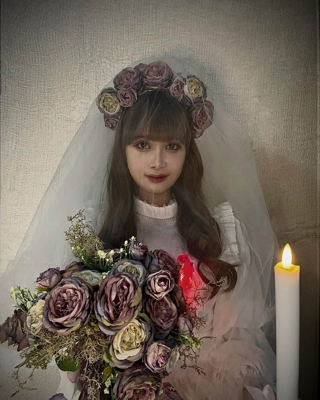 里吉うたのさんのインスタグラム写真 - (里吉うたのInstagram)「. ♥  🕸🎃Happy Halloween!!!!!!!!!👻✝️  今年も大好きなハロウィーンがきたよ〜！！！！  今年は東京ディズニーランド『ホーンテッドマンション』の屋根裏部屋の花嫁ゴーストちゃん！！🩶  (スプブの花嫁ダンサーさんではないわよ…！)  ちょっと前からコツコツ準備してたのでやっと載せられて嬉しい🥹  光る心臓とブーケ･花冠は手作り！ 心臓の着色とかブーケのシルエットとかめちゃくちゃこだわった👏❤️‍🔥  皆さま素敵なハロウィーンをお過ごしください〜🦇  トリックオアトリート！🧡💜🩶  #beyooooonds #ハロプロ  #里吉うたの #うーたん  #うーすたぐらむ #うーめいく  #ハロウィーン #ハロウィン #halloween #仮装 #東京ディズニーランド  #ホーンテッドマンション #hauntedmansion #花嫁ゴースト  #trickortreat #👻  ♥  (私からはコメント見えてます！なんのバグなのかしら…💦)」10月31日 16時18分 - utano_satoyoshi.official